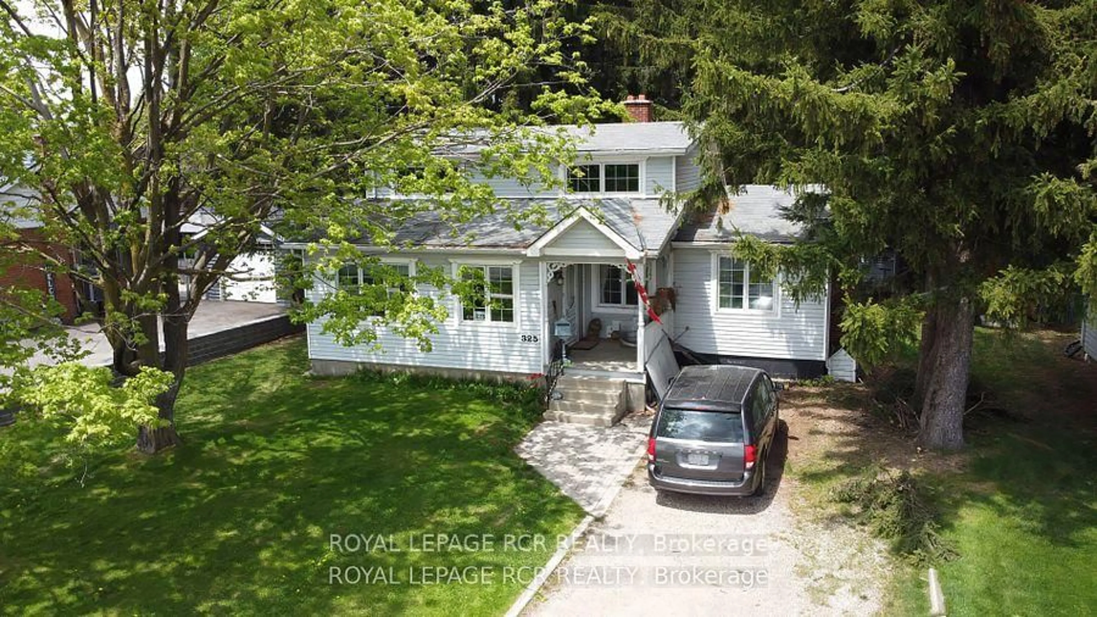 A pic from outside/outdoor area/front of a property/back of a property/a pic from drone, street for 325 Broadway, Orangeville Ontario L9W 1L4