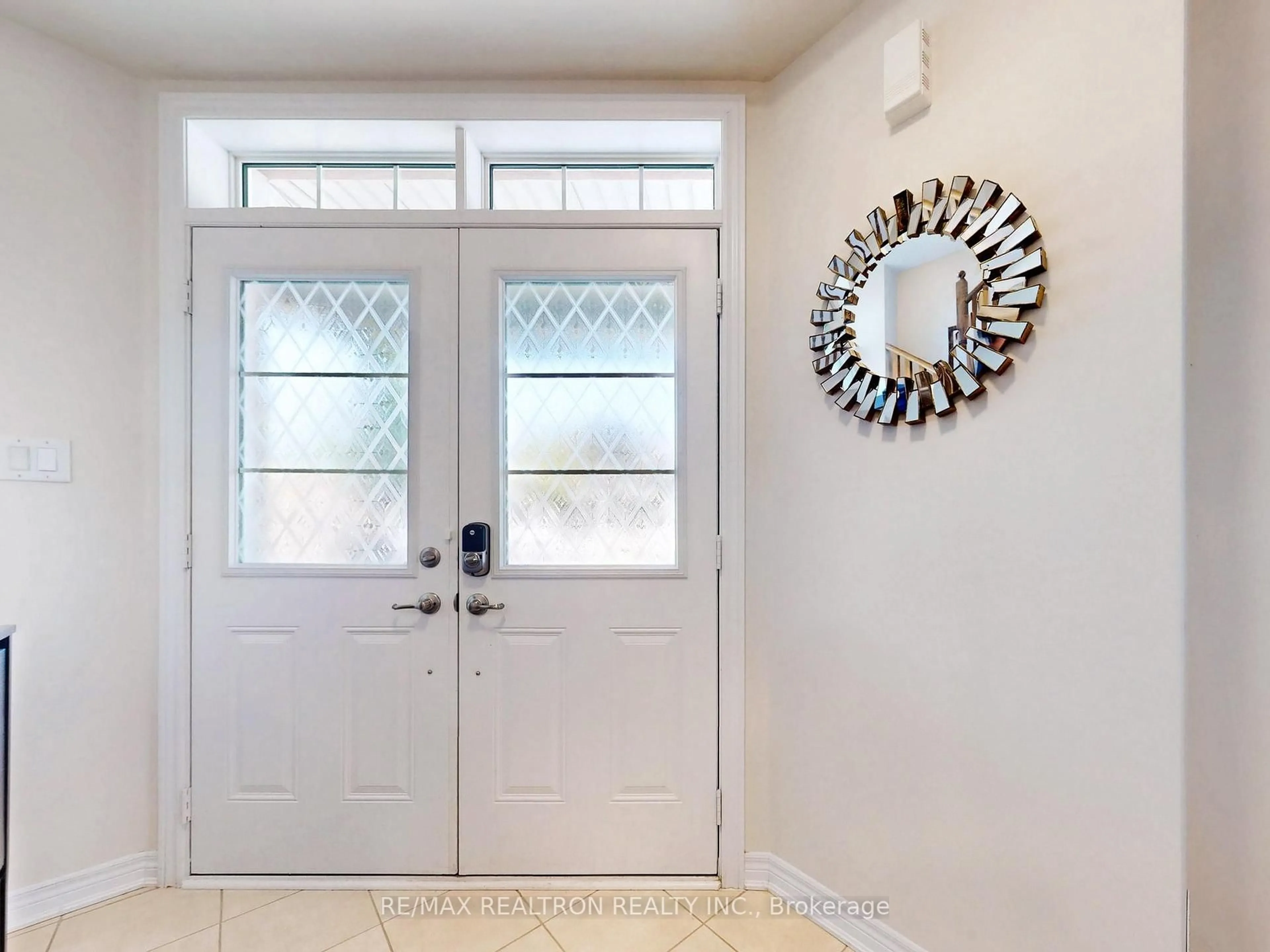 Indoor entryway for 3050 George Savage Ave, Oakville Ontario L6M 0Z1