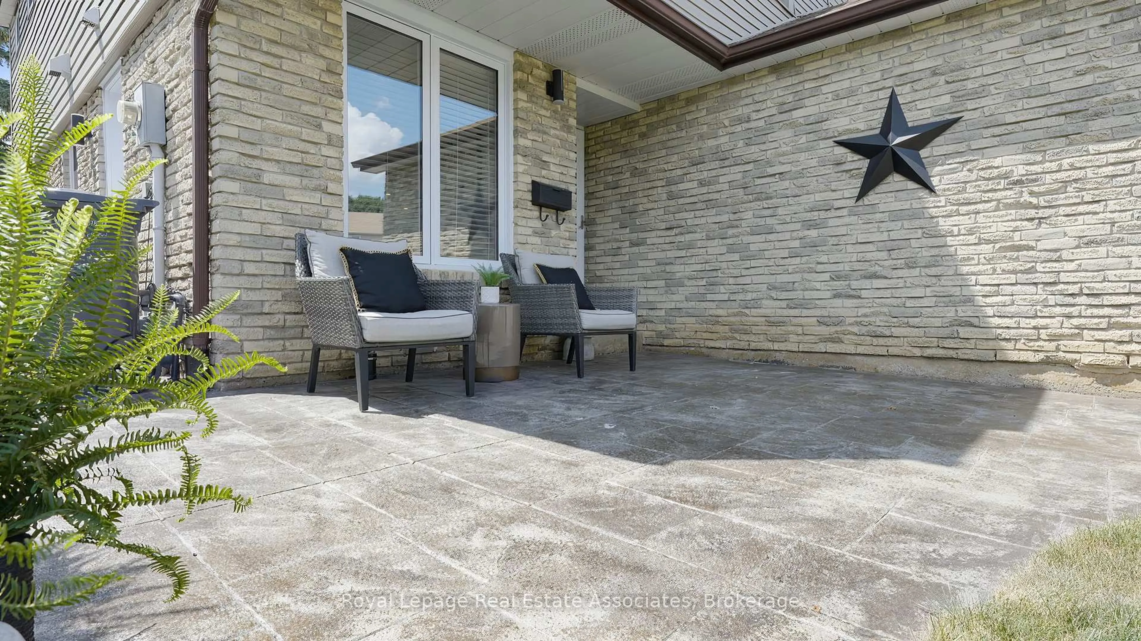 Patio, street for 53 Fanshawe Dr, Brampton Ontario L6Z 1A7
