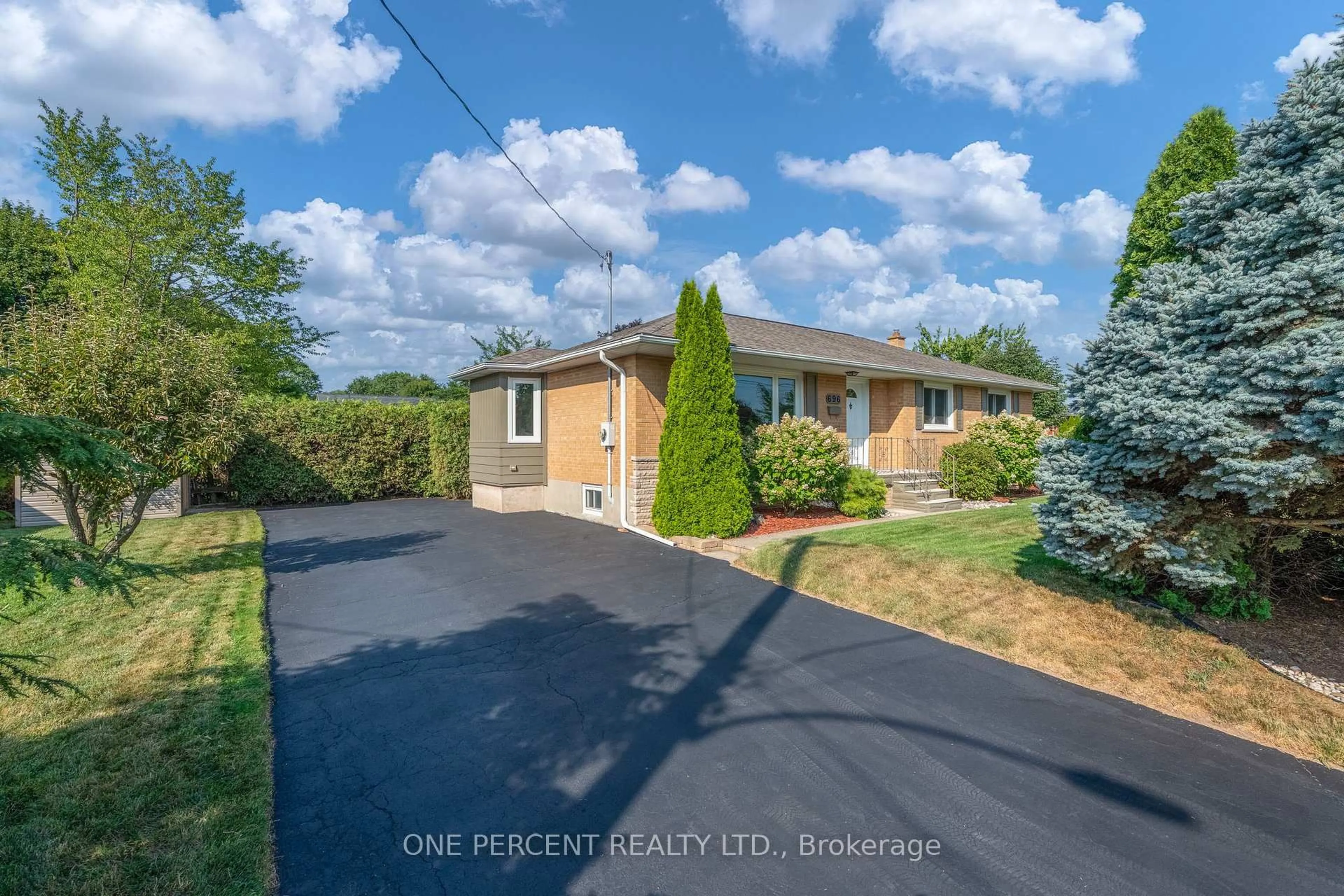 A pic from outside/outdoor area/front of a property/back of a property/a pic from drone, street for 696 Peele Blvd, Burlington Ontario L7R 3B9