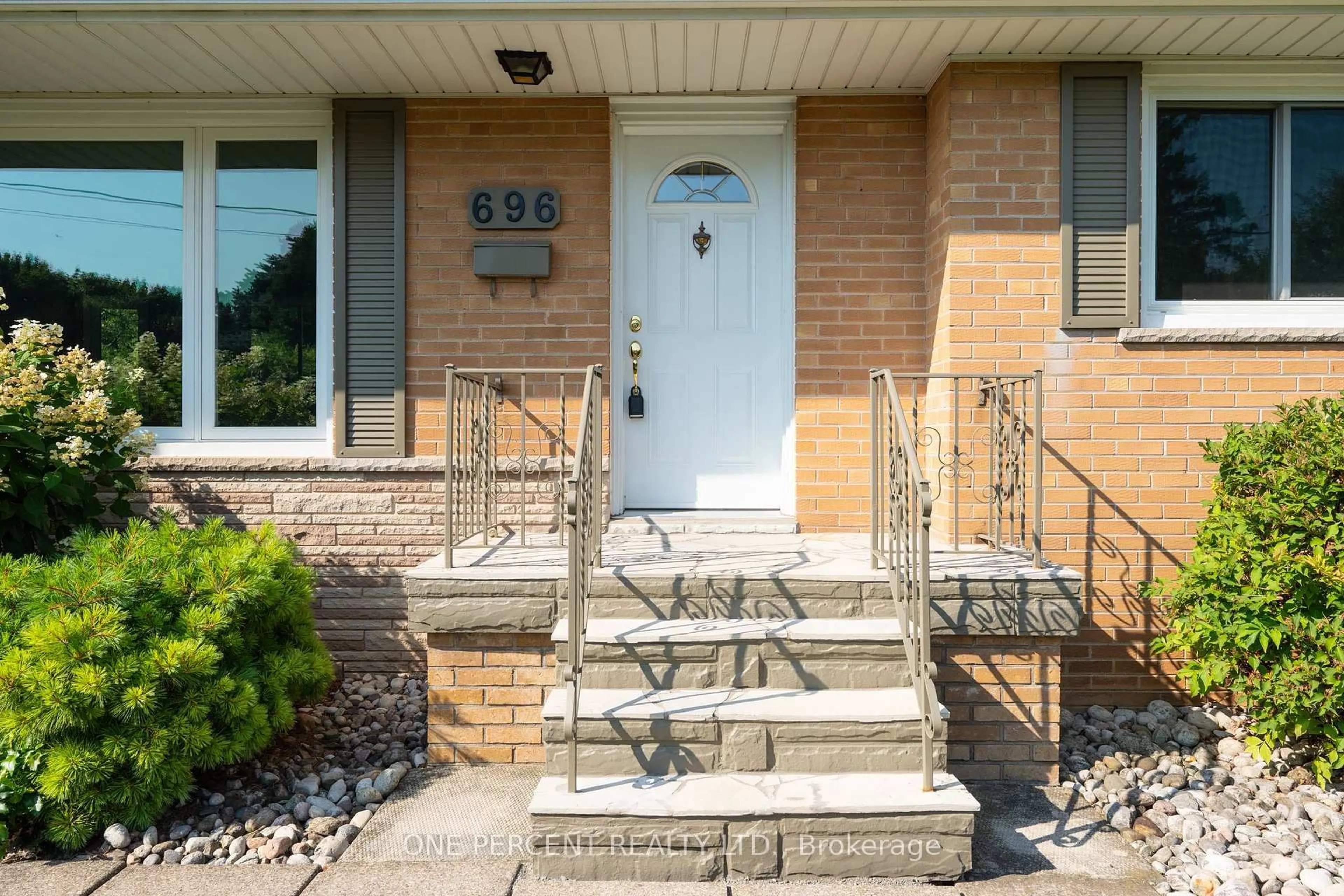 Home with brick exterior material, street for 696 Peele Blvd, Burlington Ontario L7R 3B9