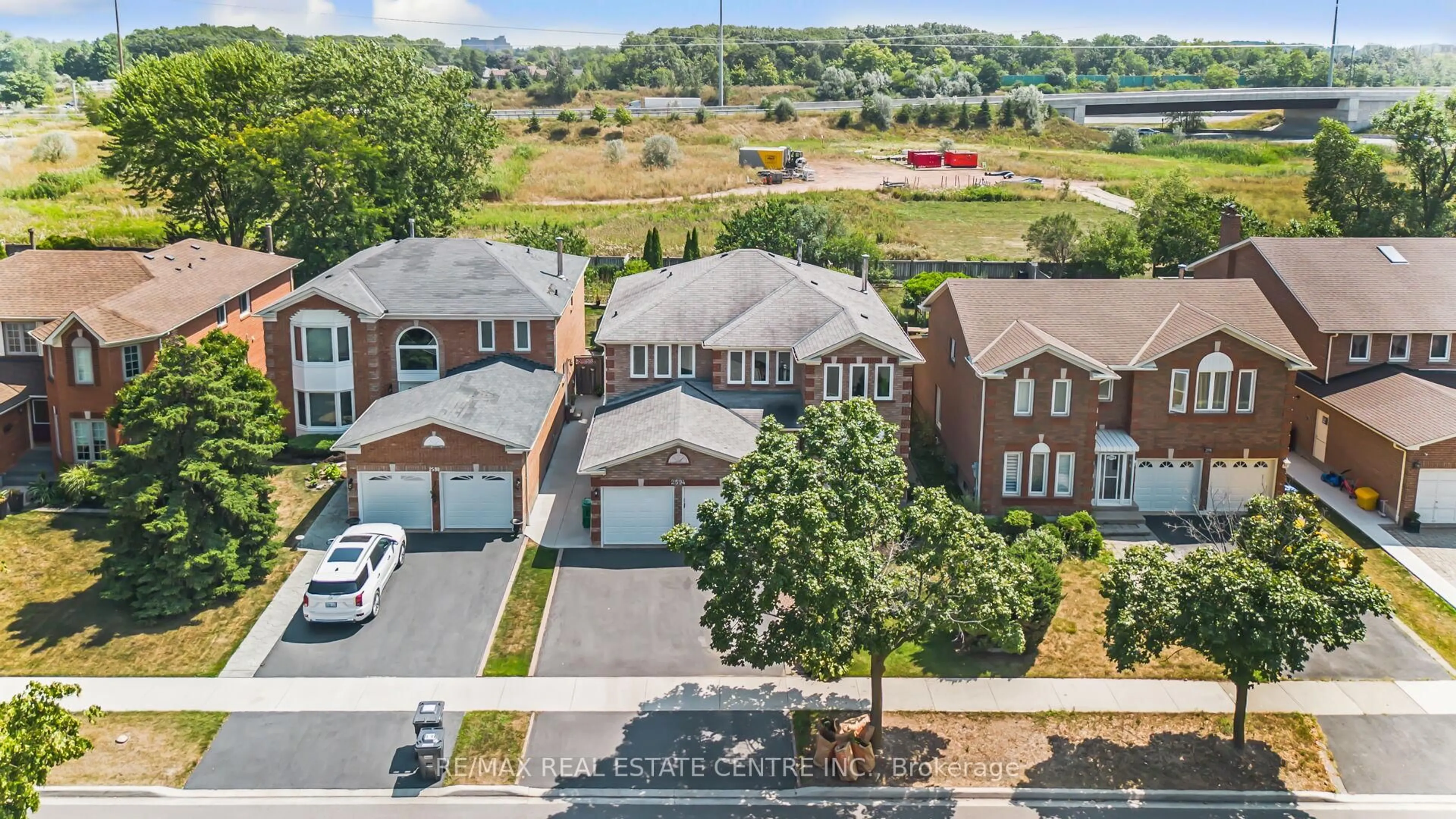 A pic from outside/outdoor area/front of a property/back of a property/a pic from drone, street for 2594 Ambercroft Tr, Mississauga Ontario L5M 4K3