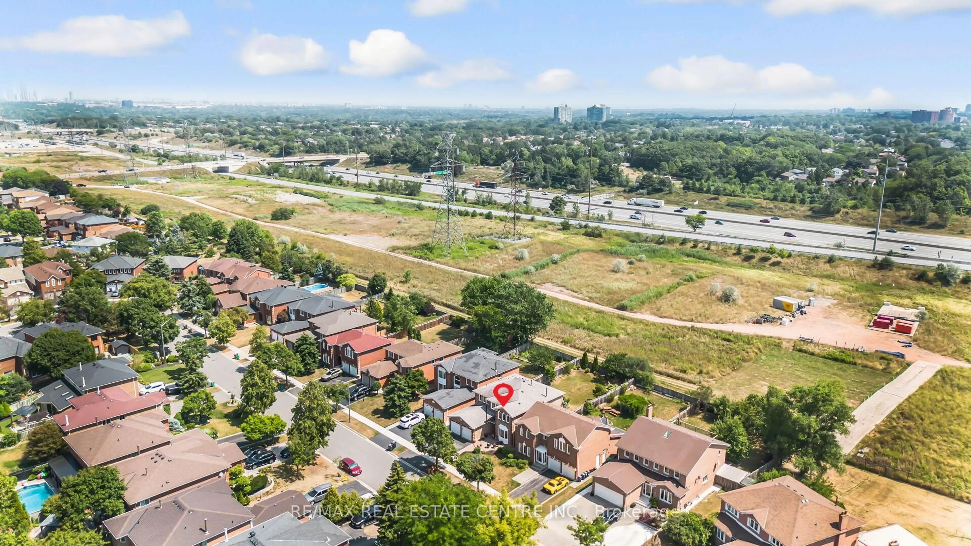 A pic from outside/outdoor area/front of a property/back of a property/a pic from drone, city buildings view from balcony for 2594 Ambercroft Tr, Mississauga Ontario L5M 4K3