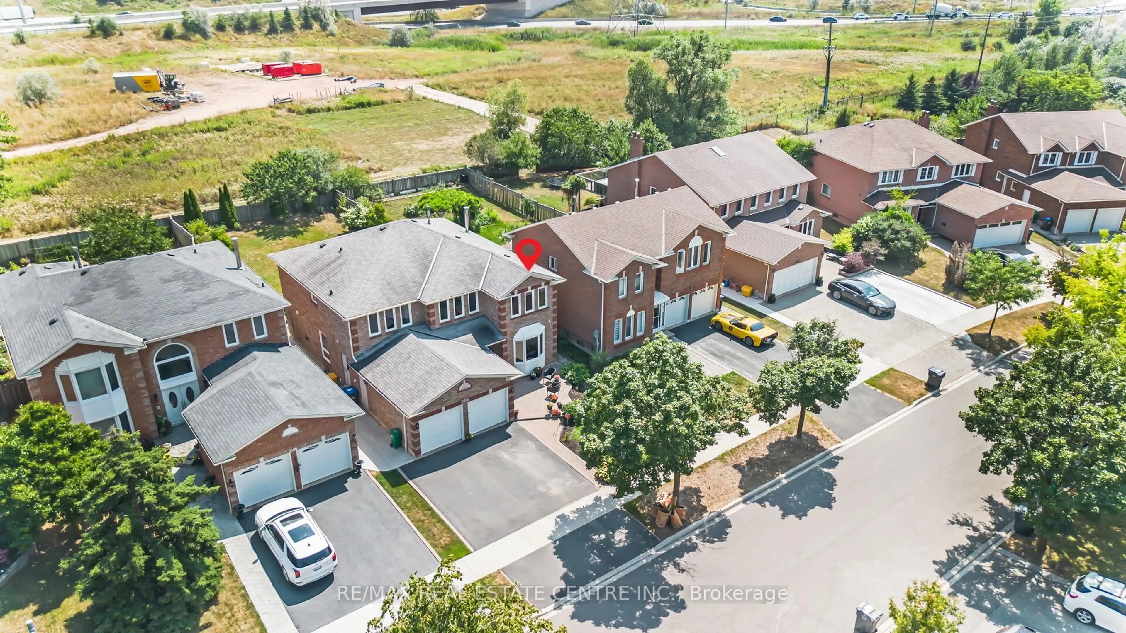 A pic from outside/outdoor area/front of a property/back of a property/a pic from drone, street for 2594 Ambercroft Tr, Mississauga Ontario L5M 4K3