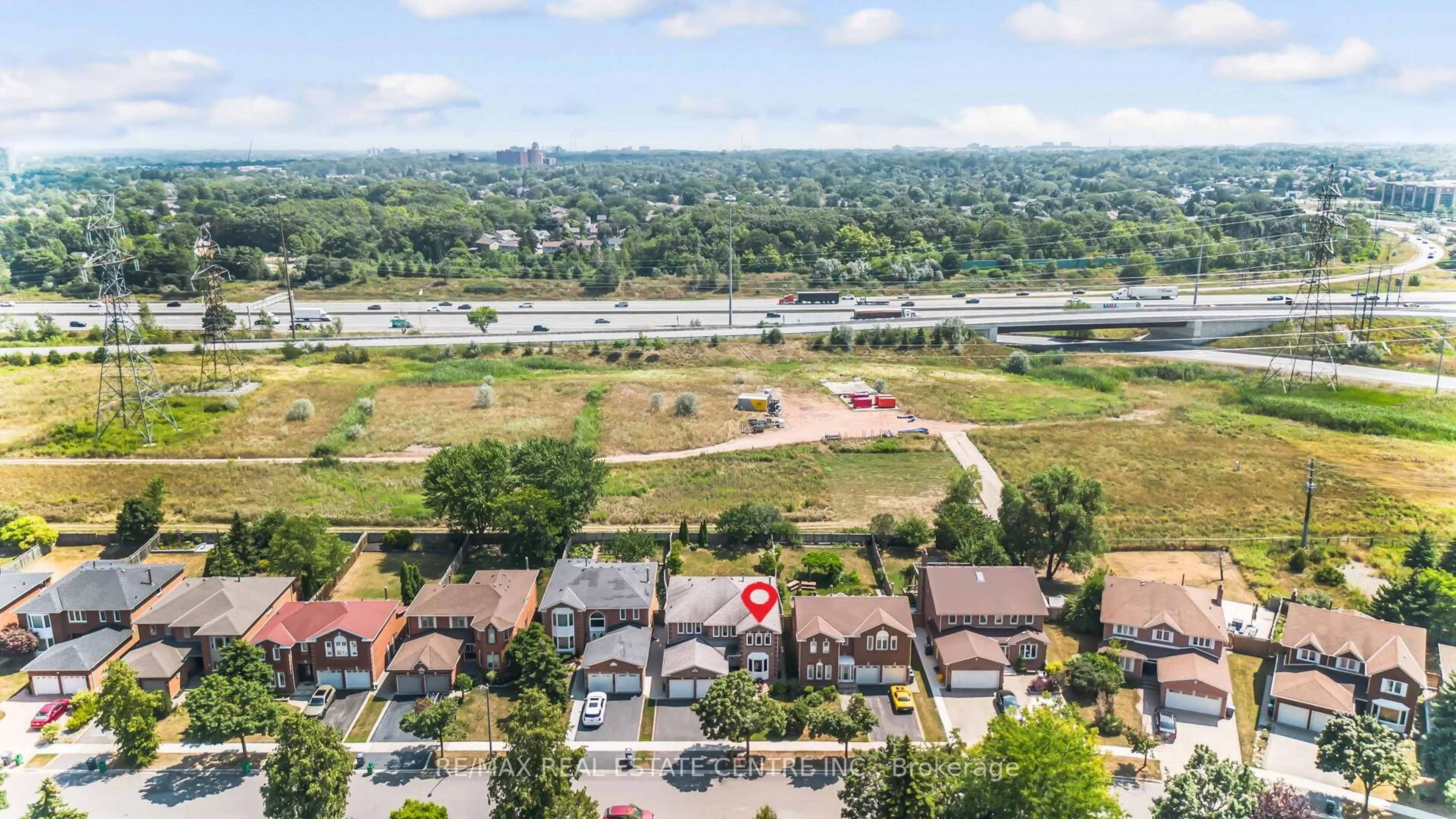 A pic from outside/outdoor area/front of a property/back of a property/a pic from drone, city buildings view from balcony for 2594 Ambercroft Tr, Mississauga Ontario L5M 4K3