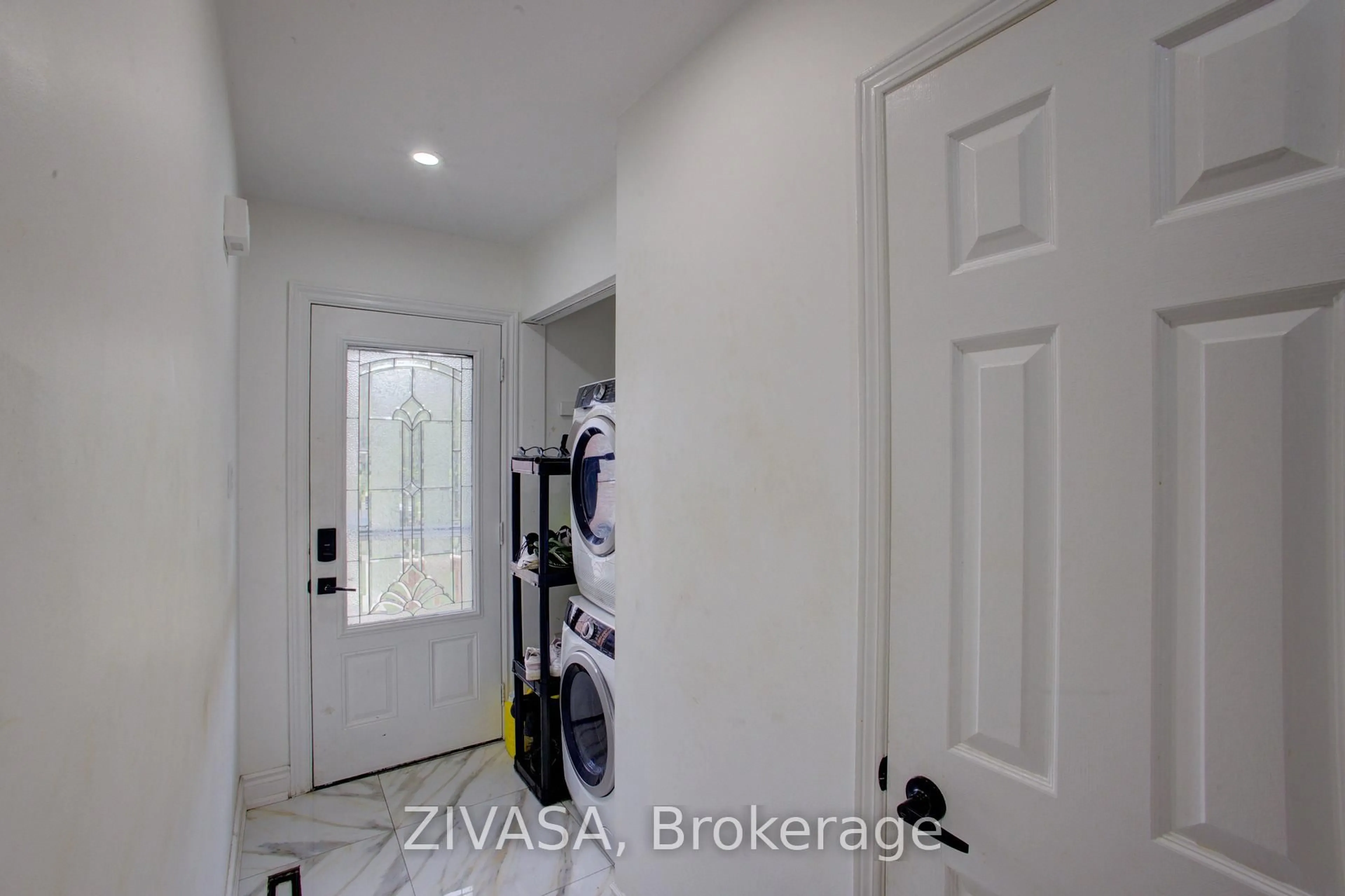 Indoor entryway for 16 Glenmanor Dr, Brampton Ontario L6Z 3Z3
