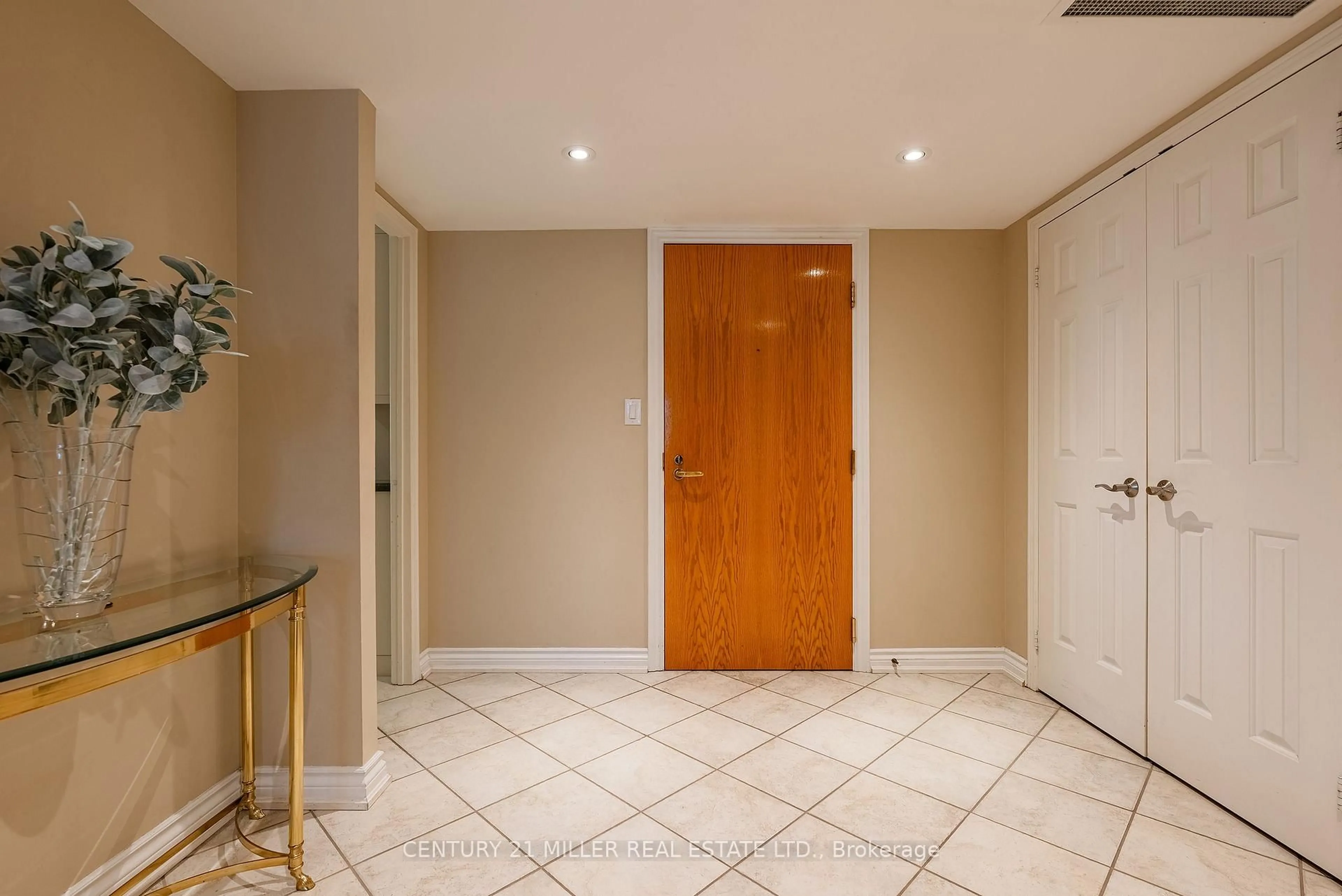 Indoor foyer for 100 Lakeshore Rd #710, Oakville Ontario L6J 6M9