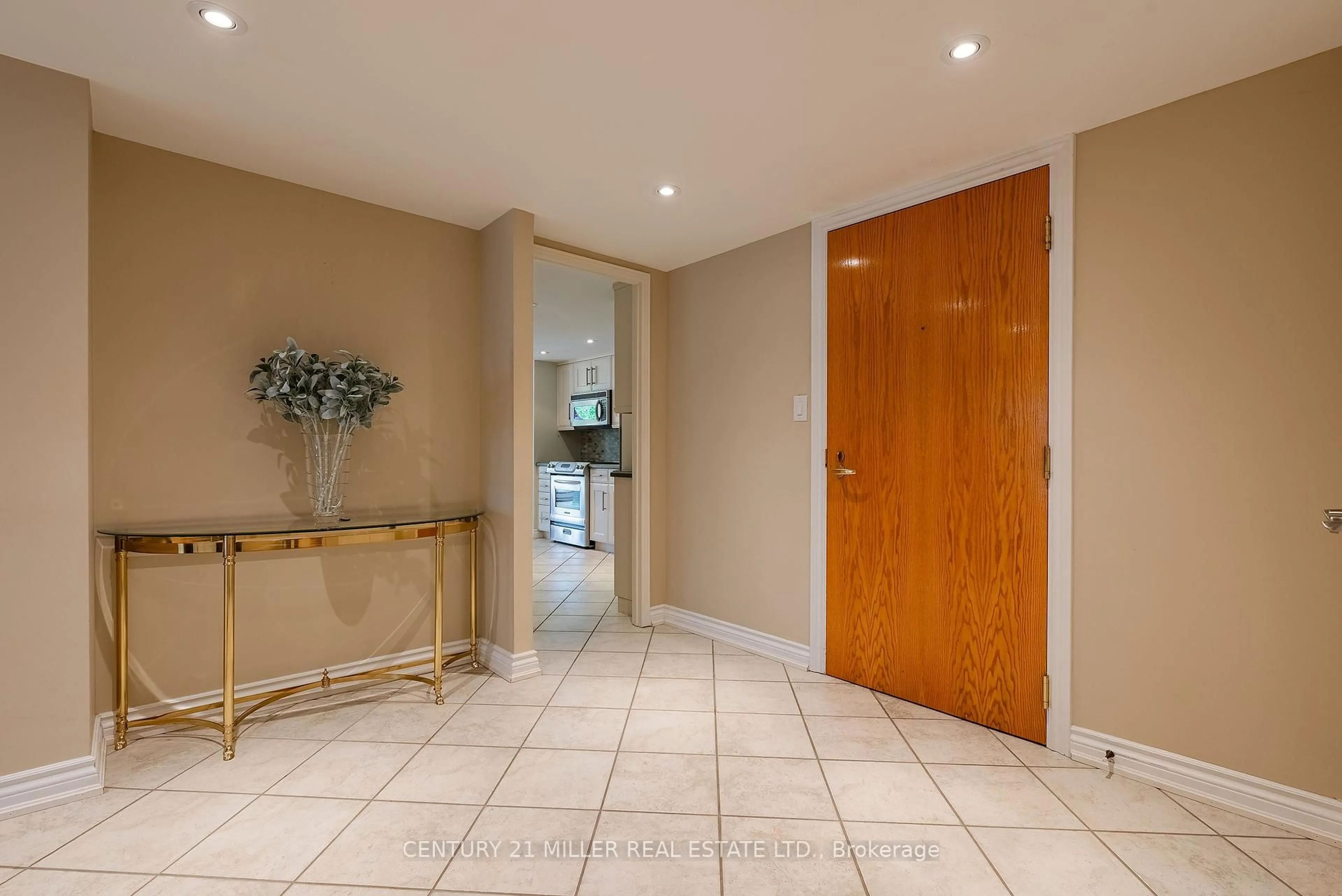 Indoor foyer for 100 Lakeshore Rd #710, Oakville Ontario L6J 6M9