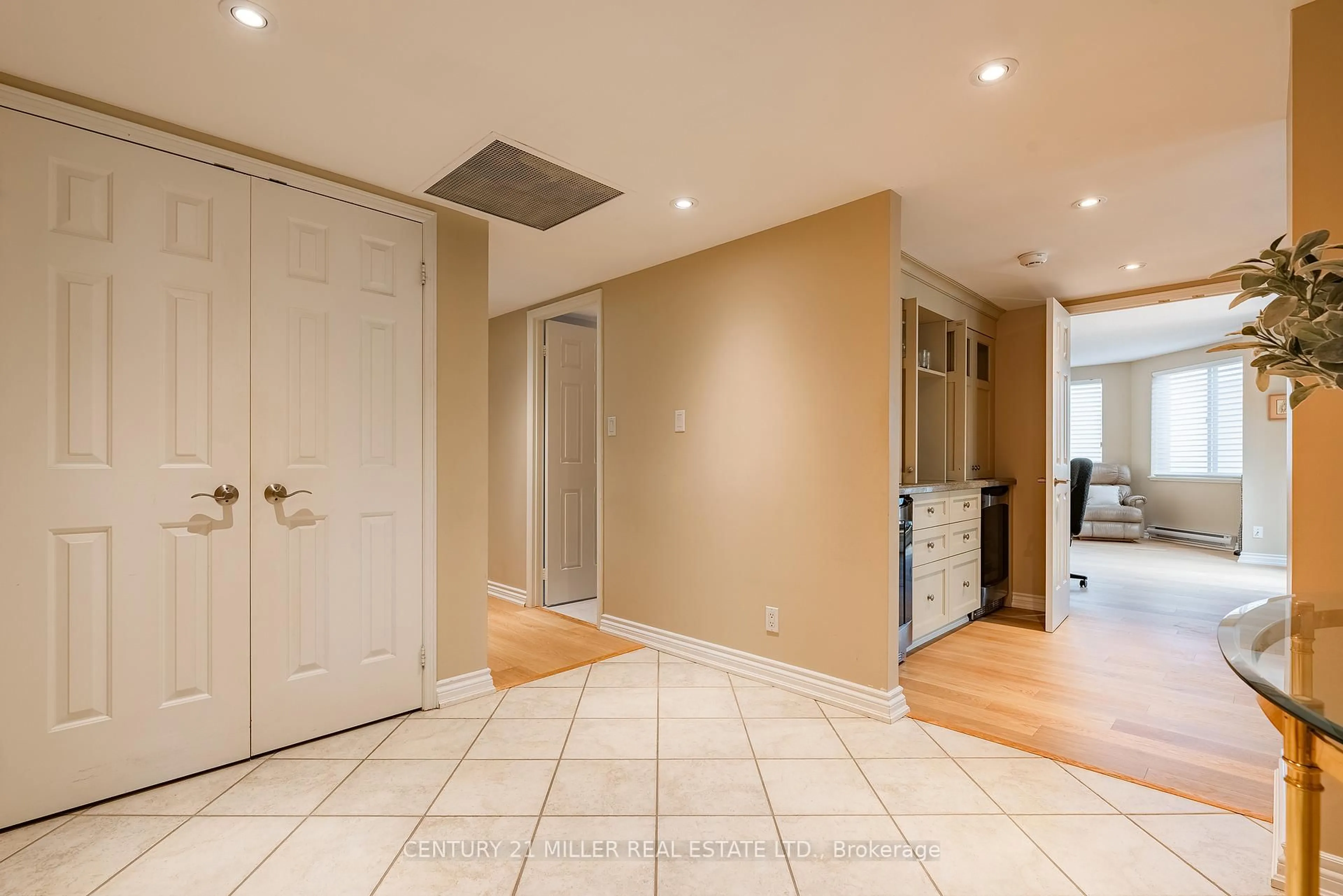 Indoor entryway for 100 Lakeshore Rd #710, Oakville Ontario L6J 6M9