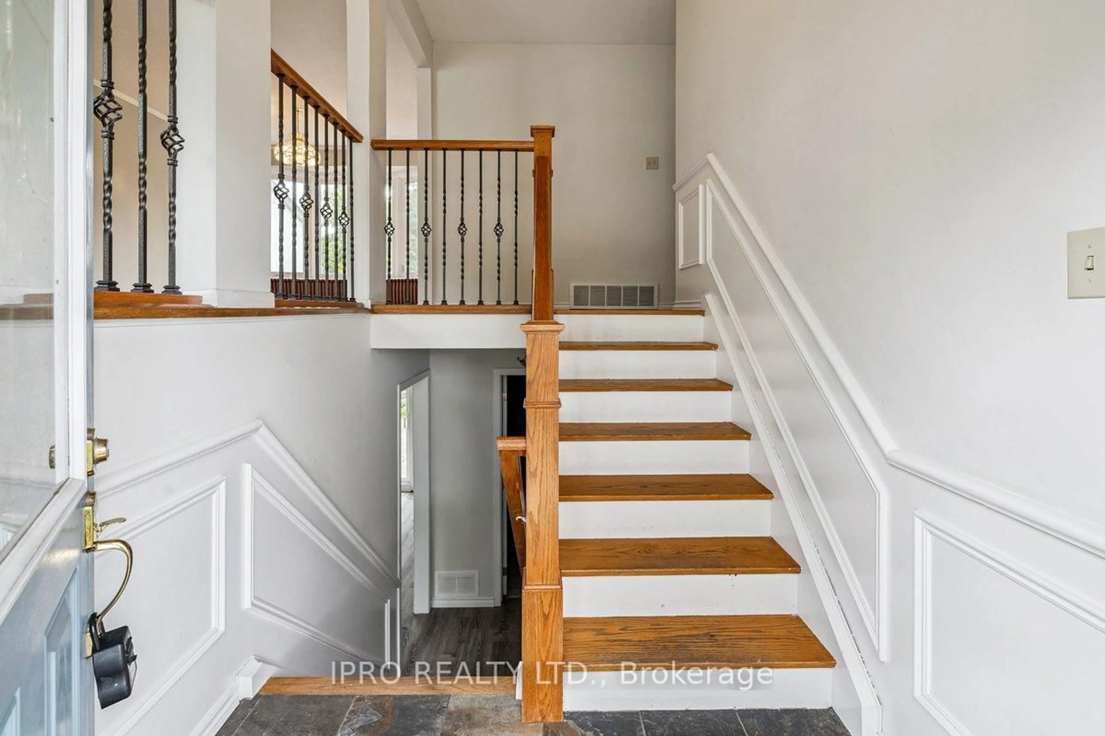 Stairs for 623 Sheraton Rd, Burlington Ontario L7L 4B3