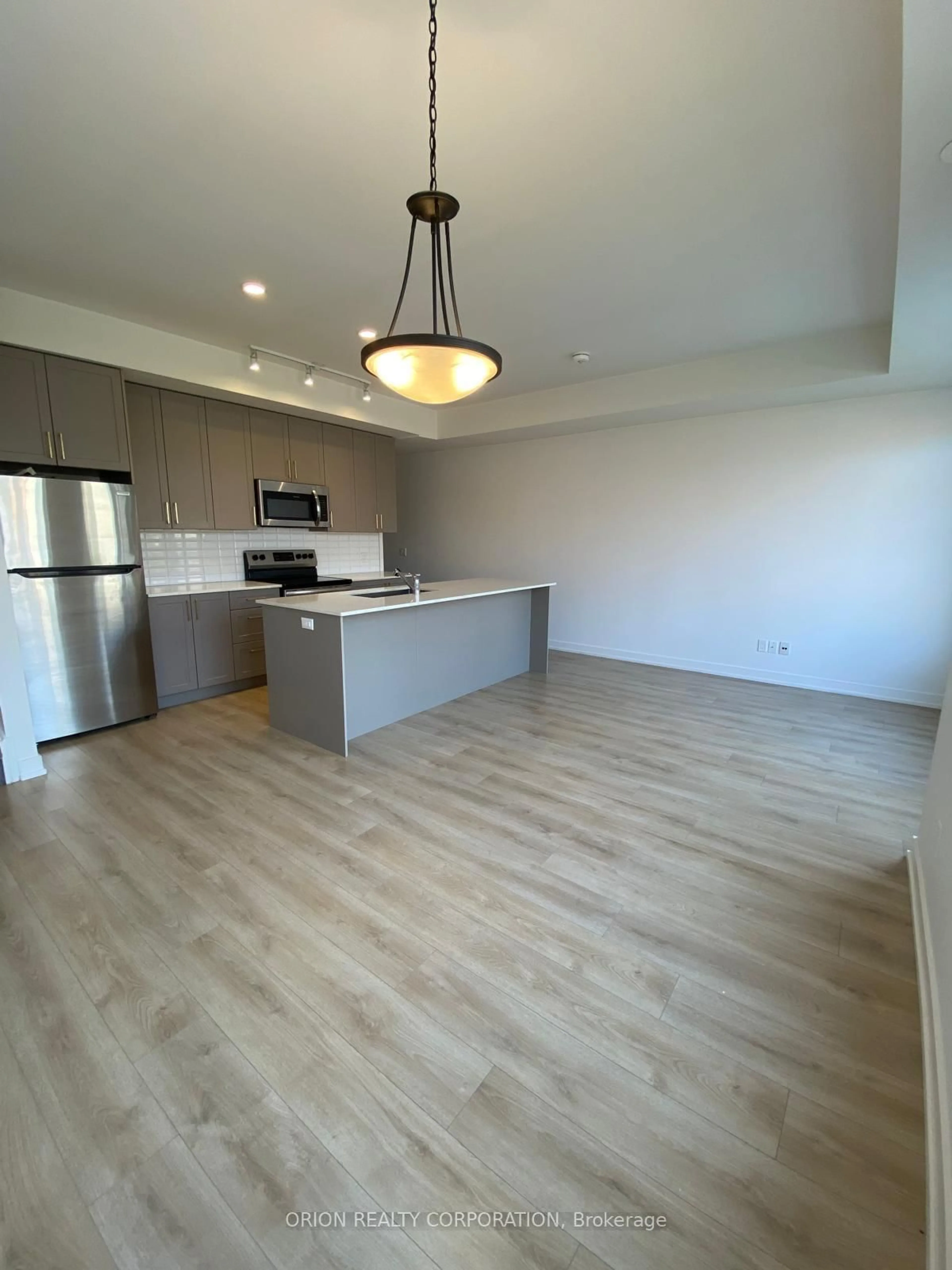 Open concept kitchen, wood/laminate floor for 3078 Sixth Line #336, Oakville Ontario L6M 4J9