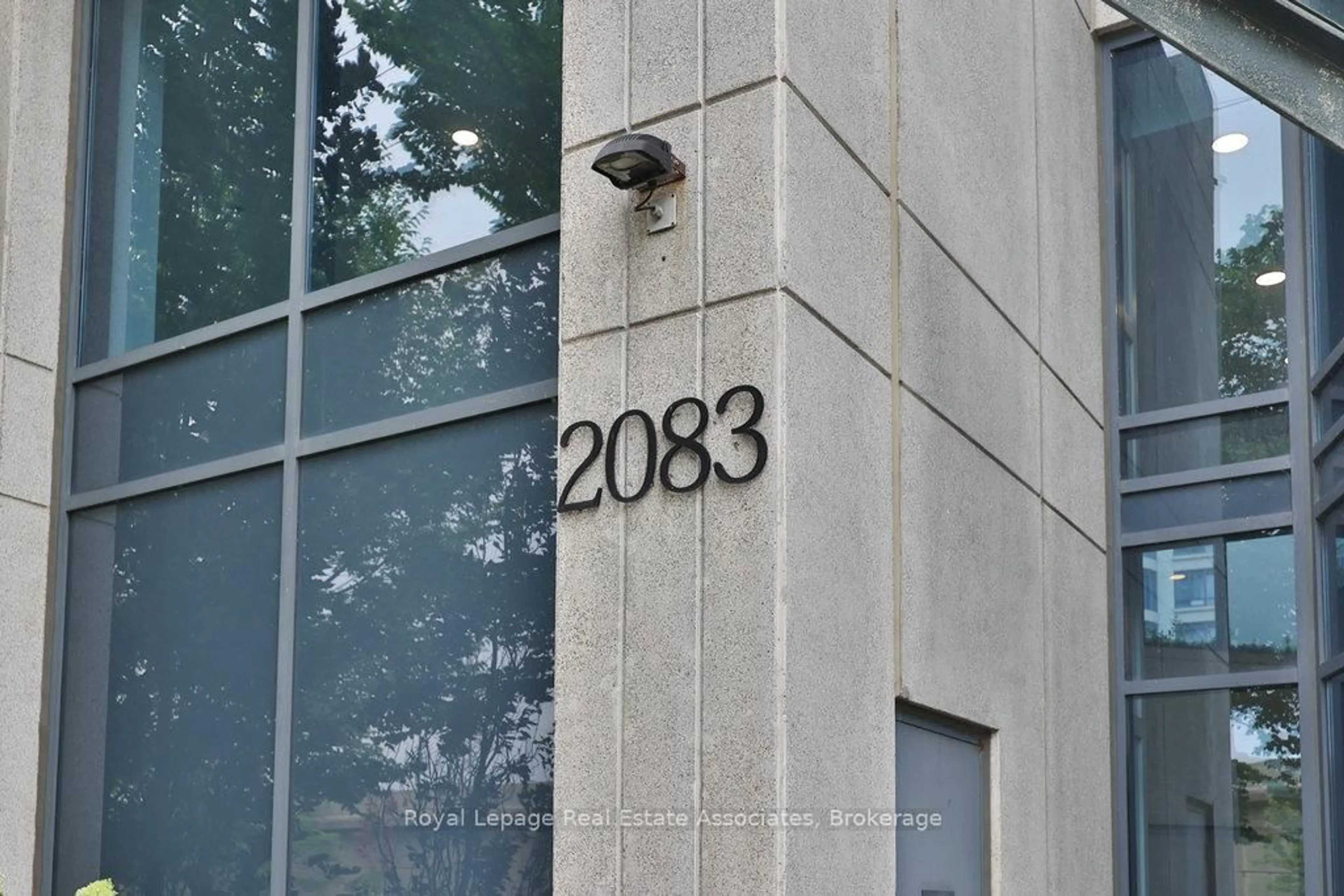 Indoor foyer for 2083 Lakeshore Blvd #1514, Toronto Ontario M8V 4G2