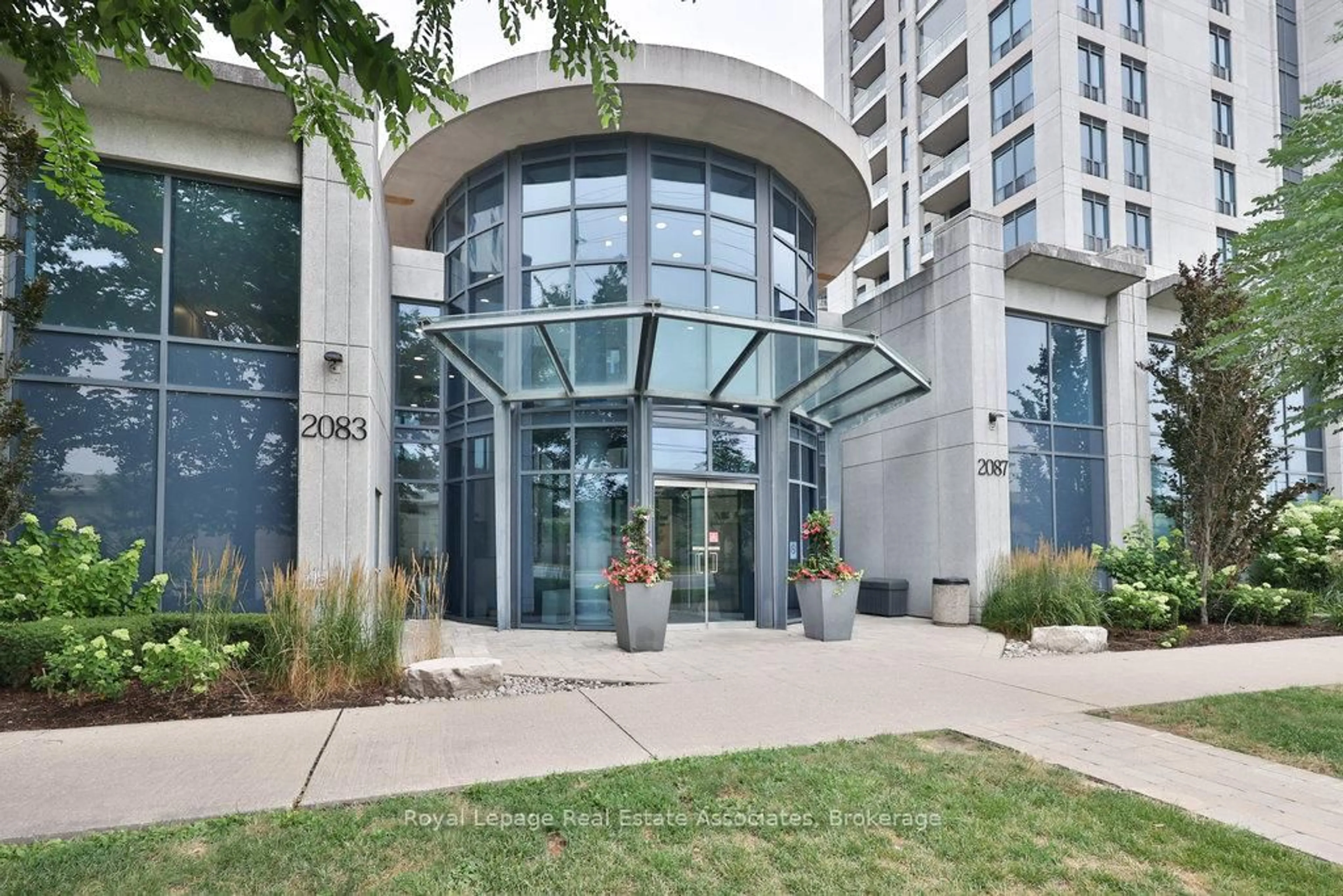 Indoor foyer for 2083 Lakeshore Blvd #1514, Toronto Ontario M8V 4G2