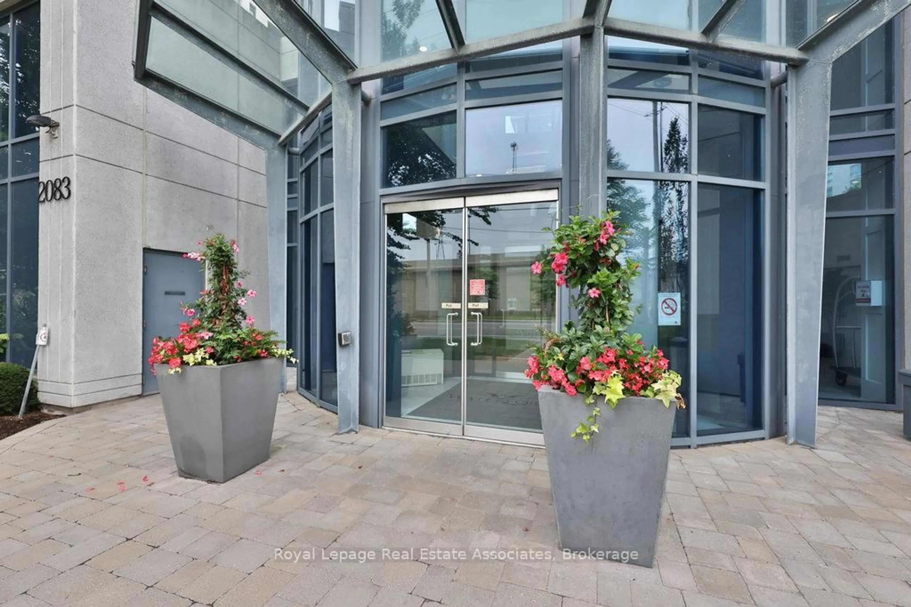 Indoor foyer for 2083 Lakeshore Blvd #1514, Toronto Ontario M8V 4G2