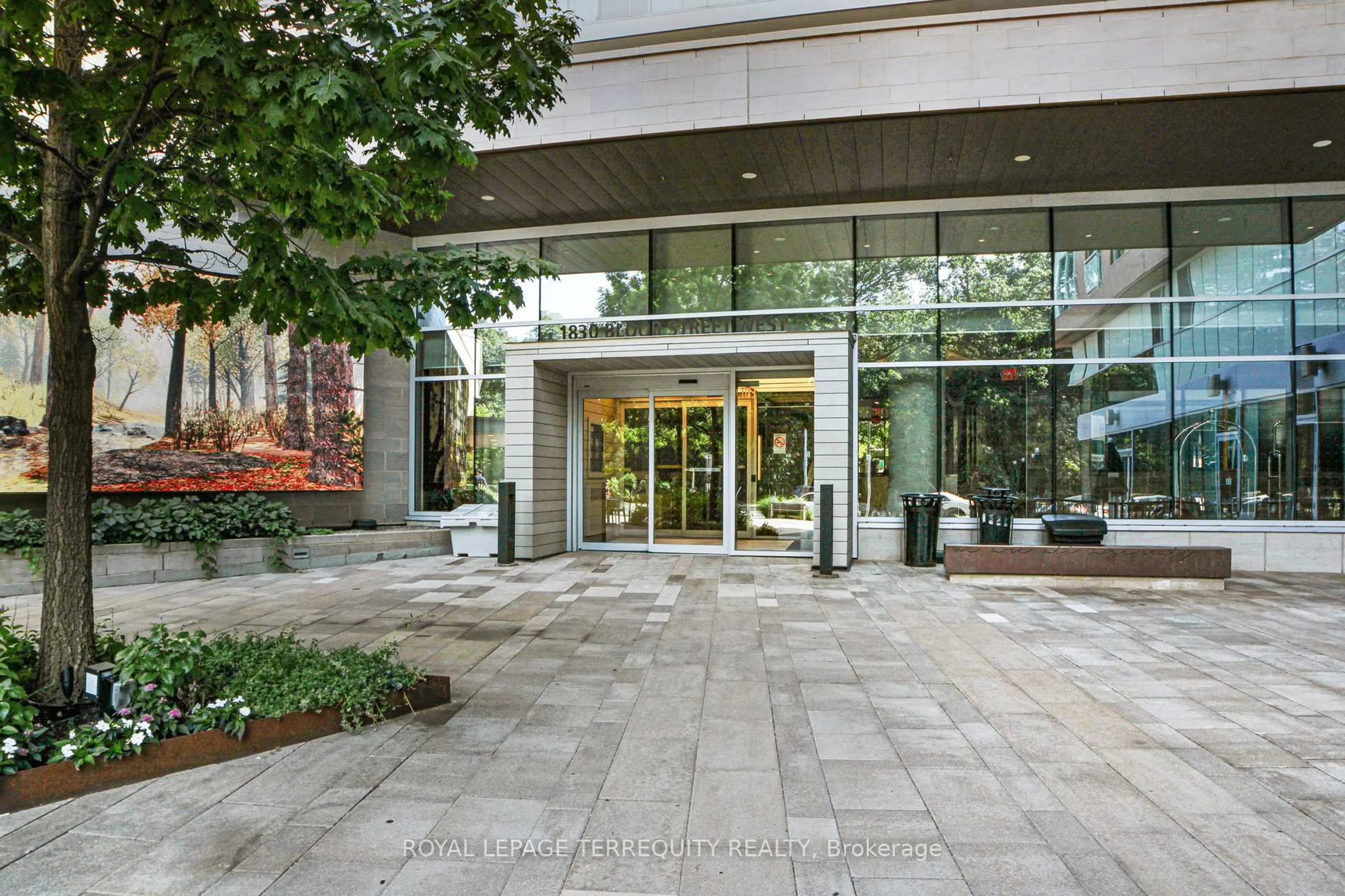 Indoor foyer for 1830 Bloor St #329, Toronto Ontario M6P 0A2