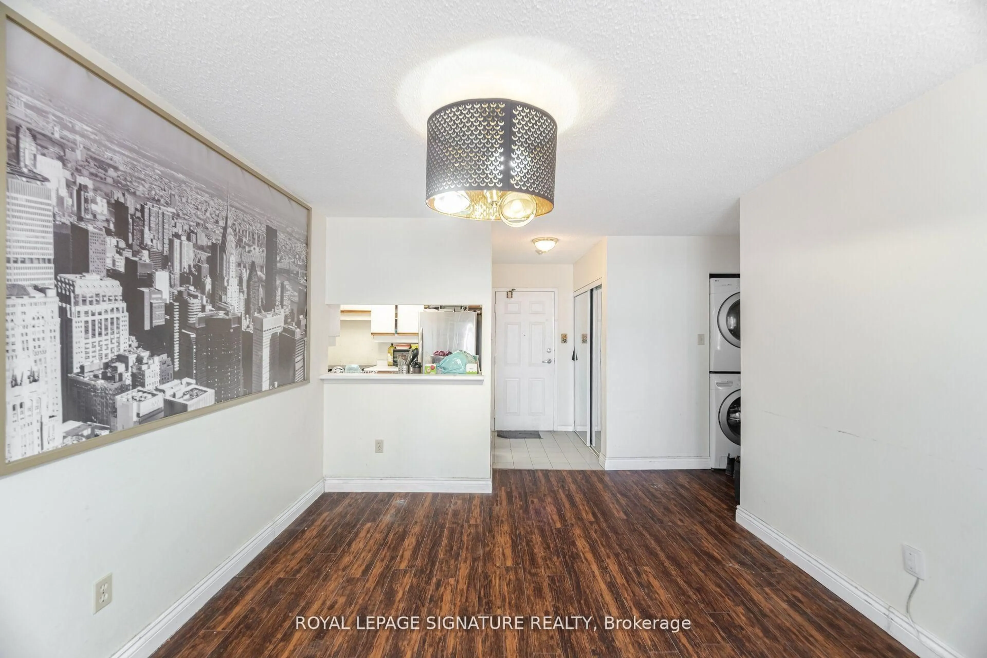 Indoor entryway for 250 Webb Dr #910, Mississauga Ontario L5B 3Z4