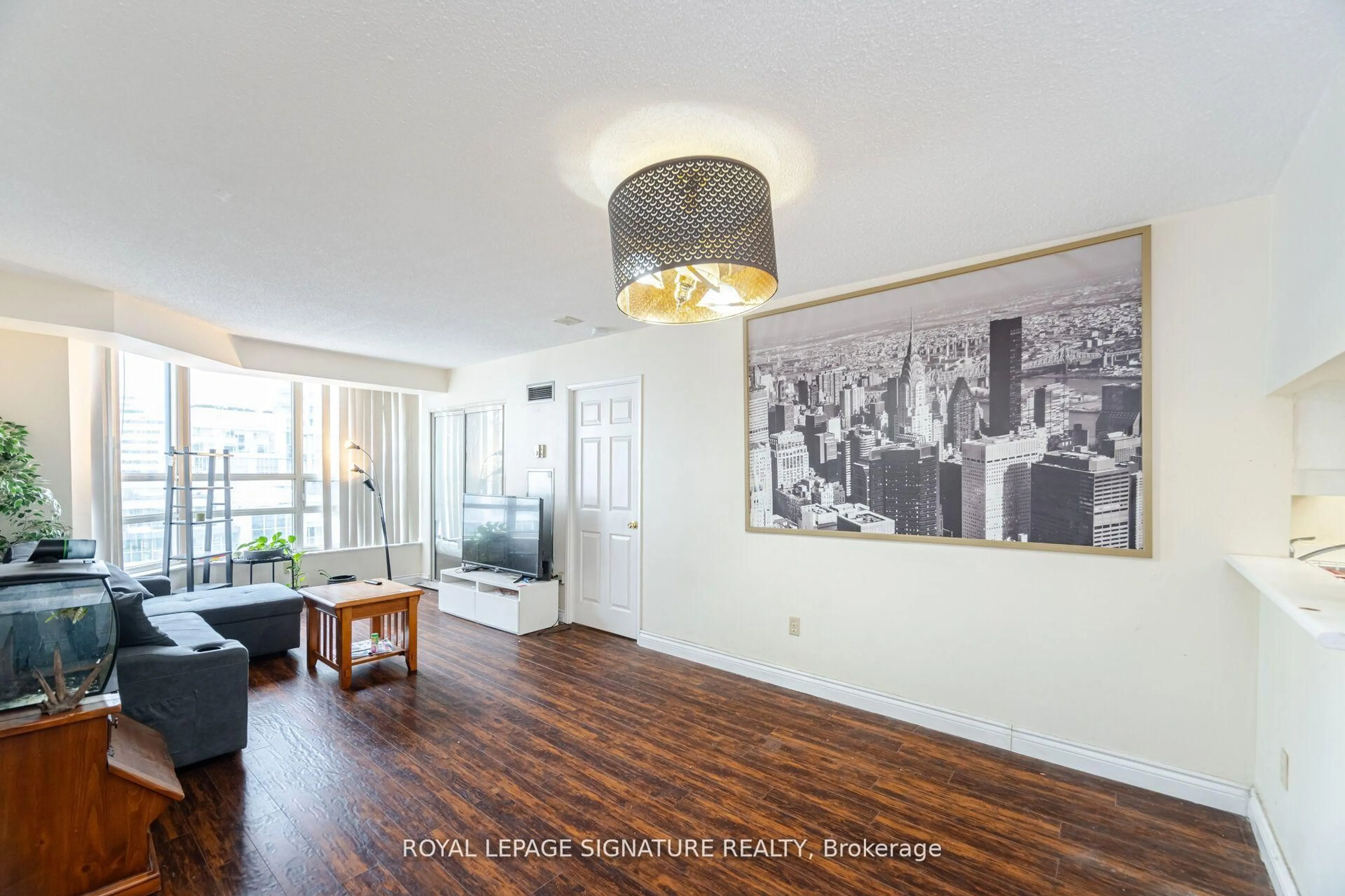 Indoor entryway for 250 Webb Dr #910, Mississauga Ontario L5B 3Z4