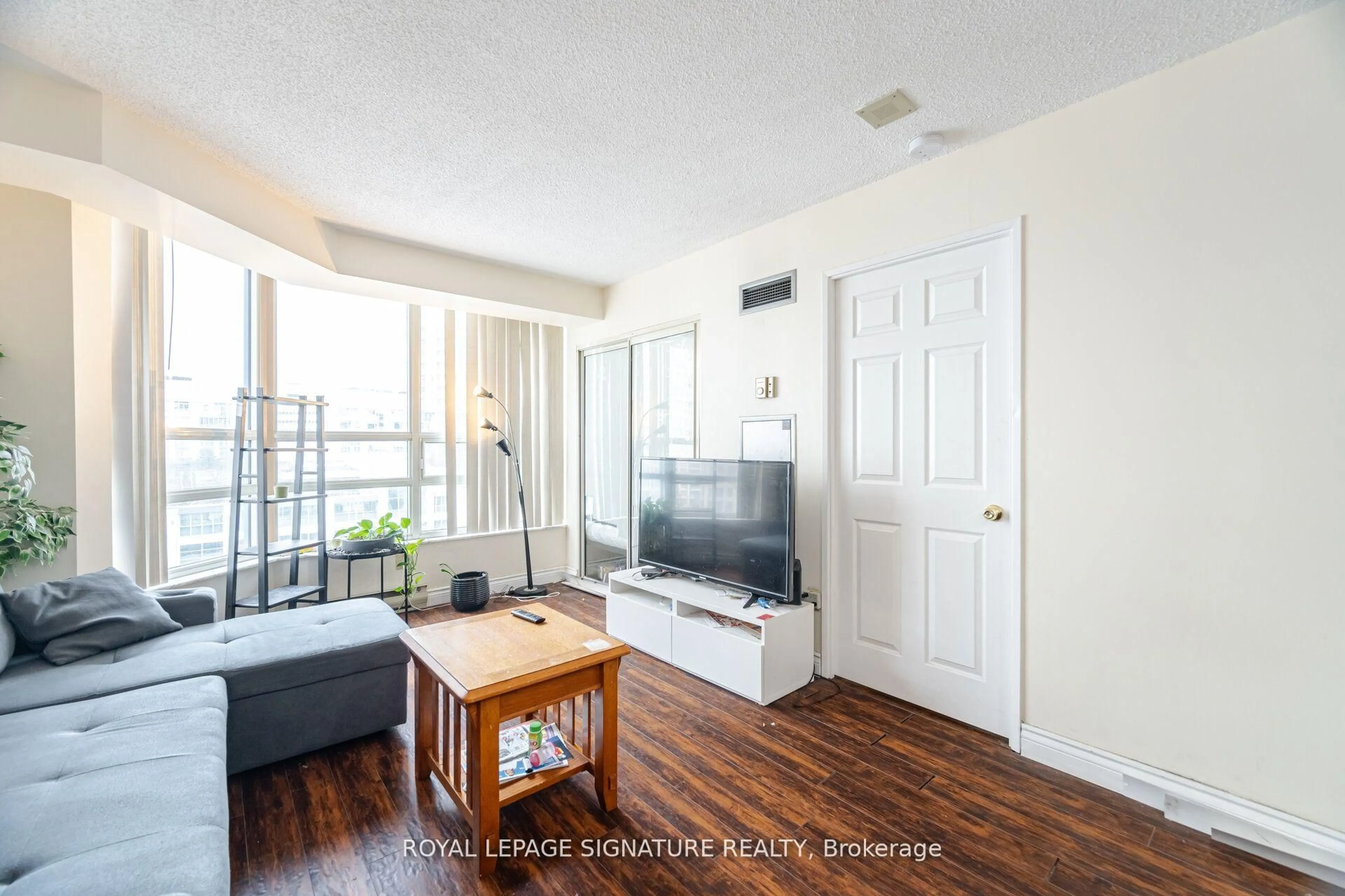Living room with furniture, wood/laminate floor for 250 Webb Dr #910, Mississauga Ontario L5B 3Z4