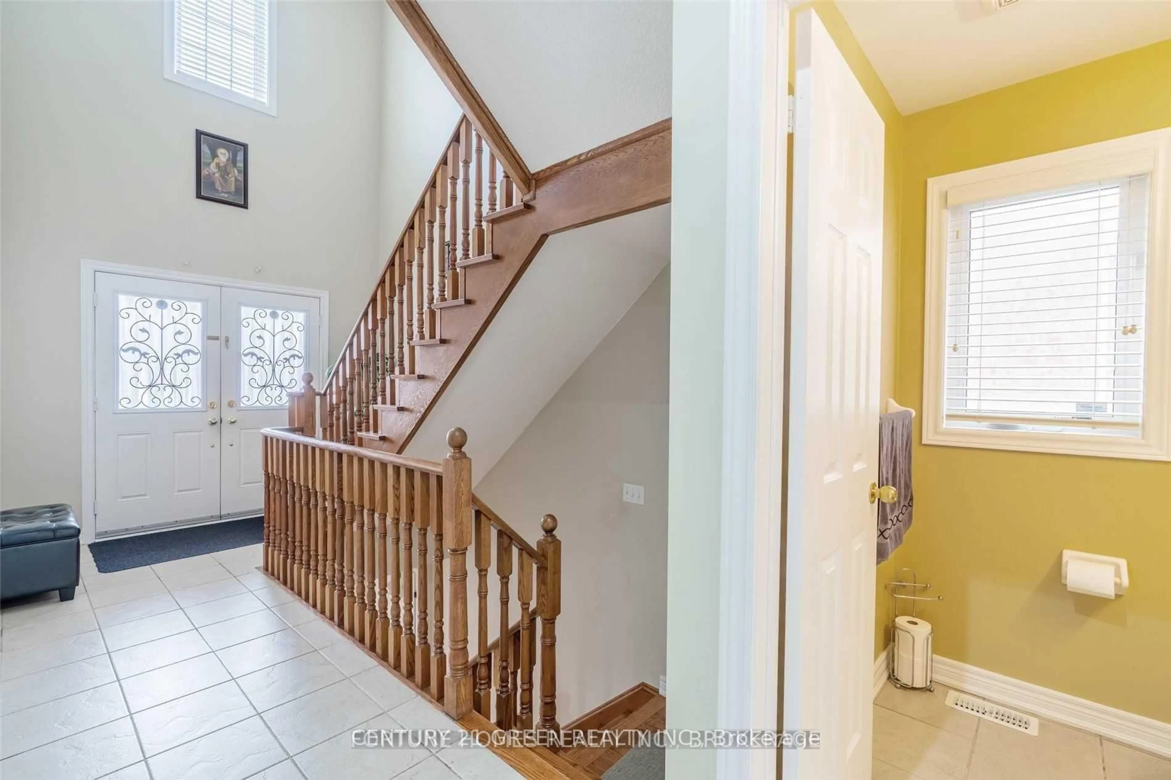 Indoor foyer for 41 Attview Cres, Brampton Ontario L6P 2R6