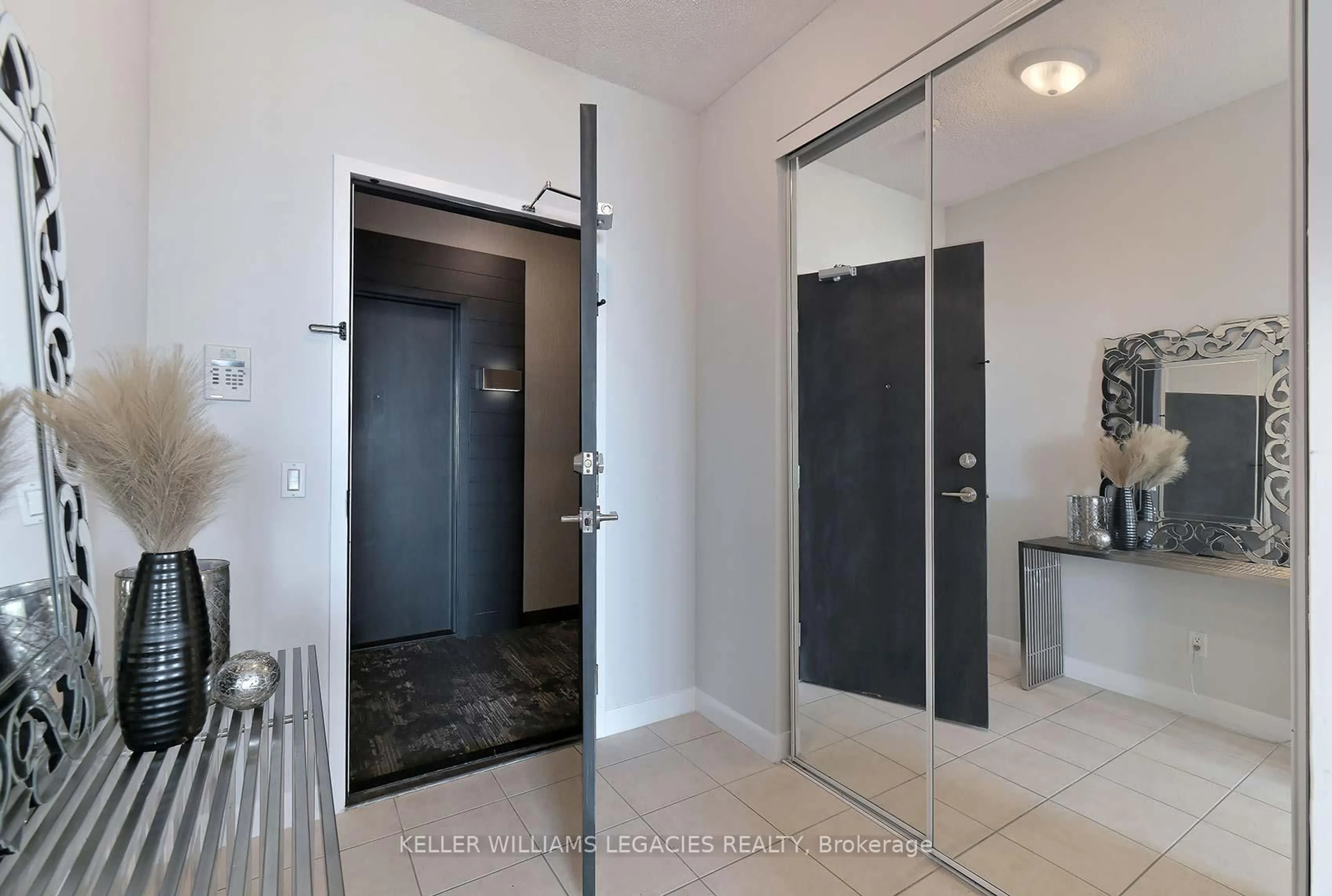 Indoor entryway for 225 Sherway Gardens Rd #PH207, Toronto Ontario M9C 0A3