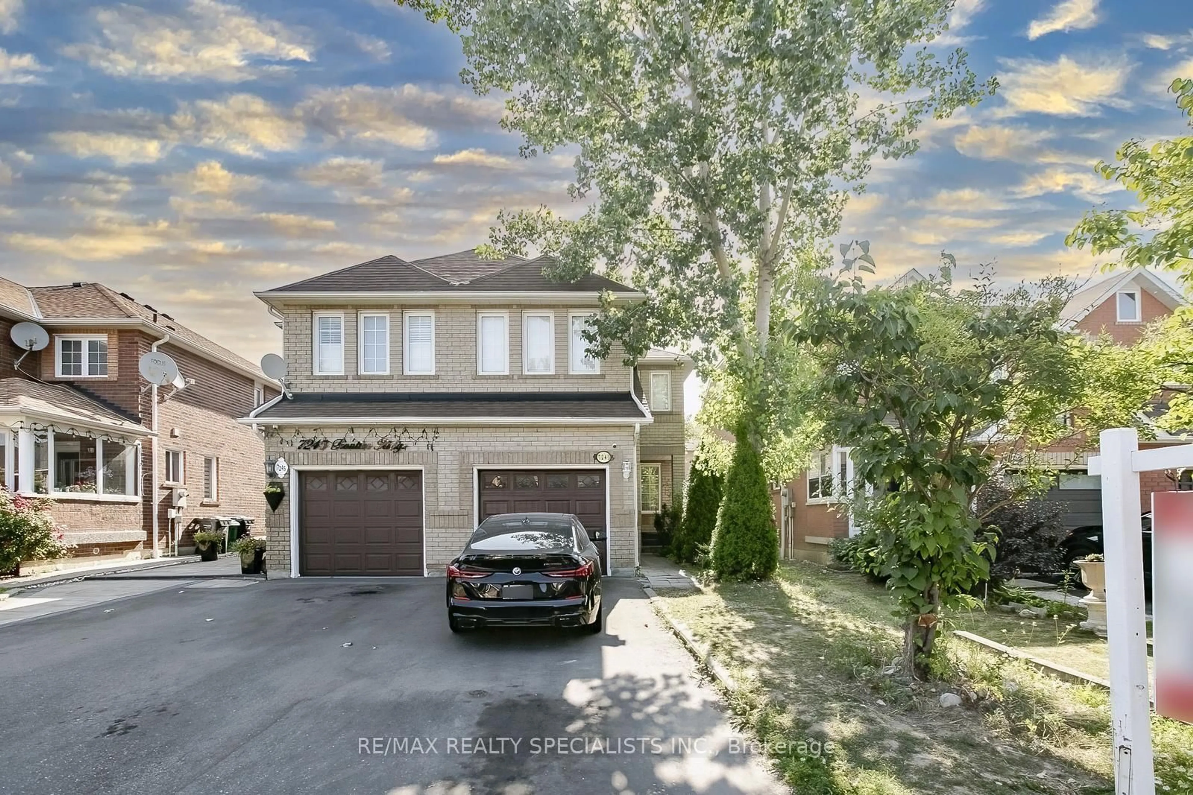 A pic from outside/outdoor area/front of a property/back of a property/a pic from drone, street for 7243 Frontier Rdge, Mississauga Ontario L5N 7P9