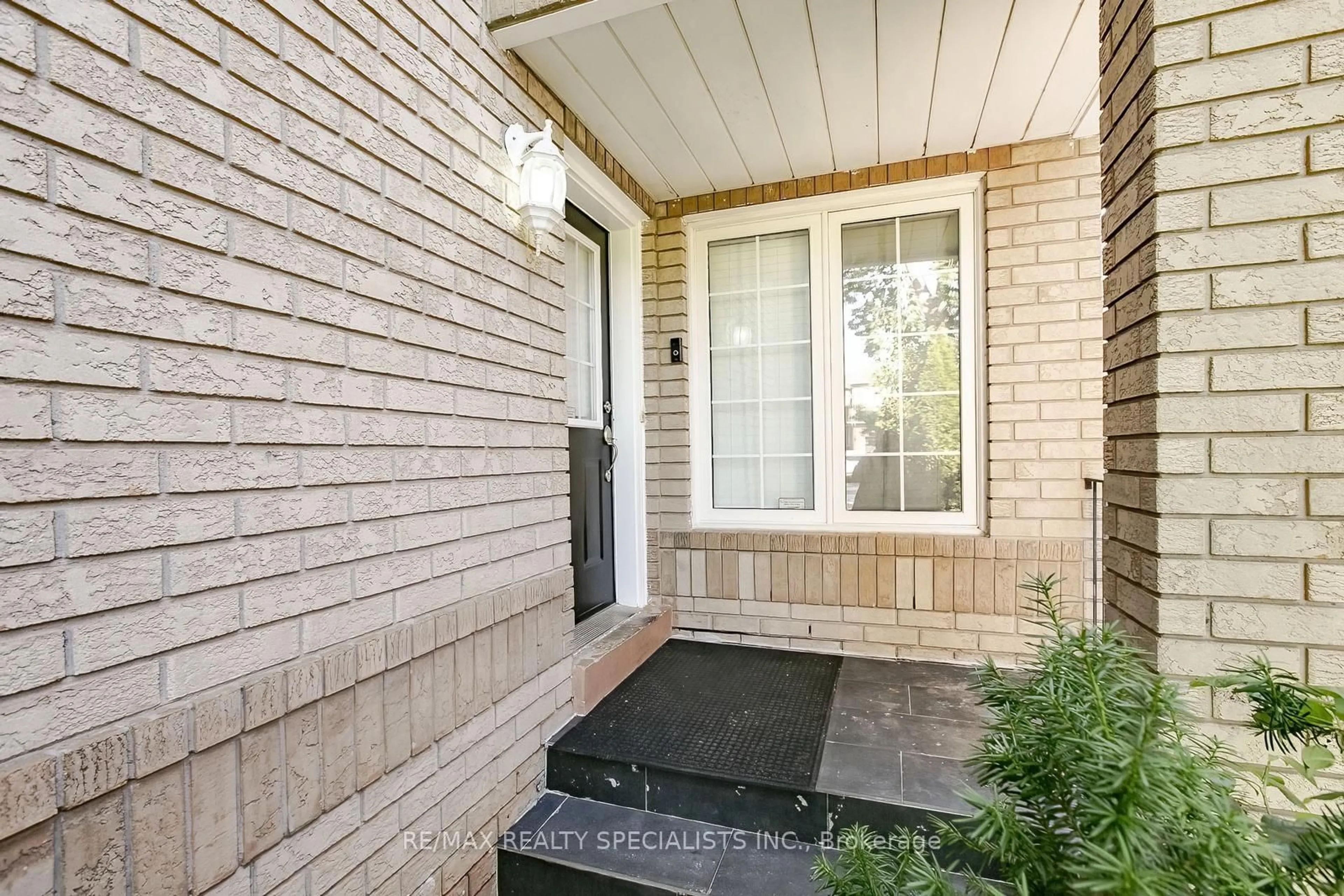 Indoor entryway for 7243 Frontier Rdge, Mississauga Ontario L5N 7P9