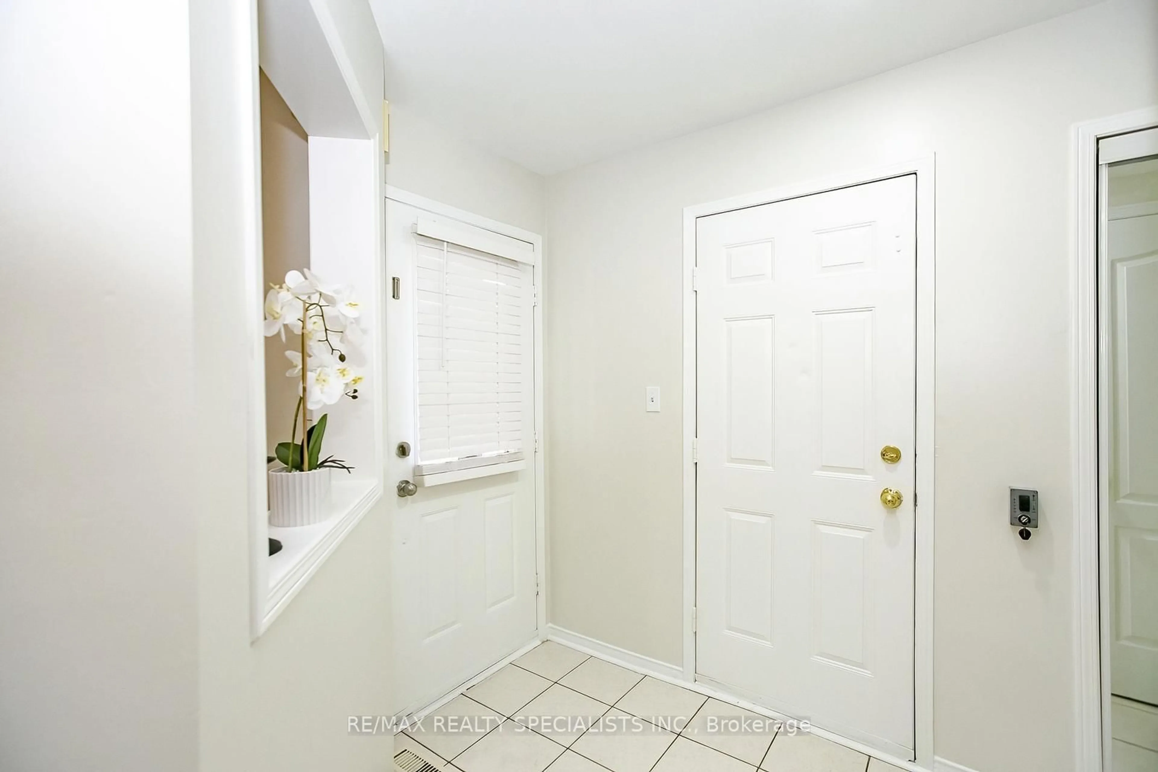 Indoor entryway for 7243 Frontier Rdge, Mississauga Ontario L5N 7P9