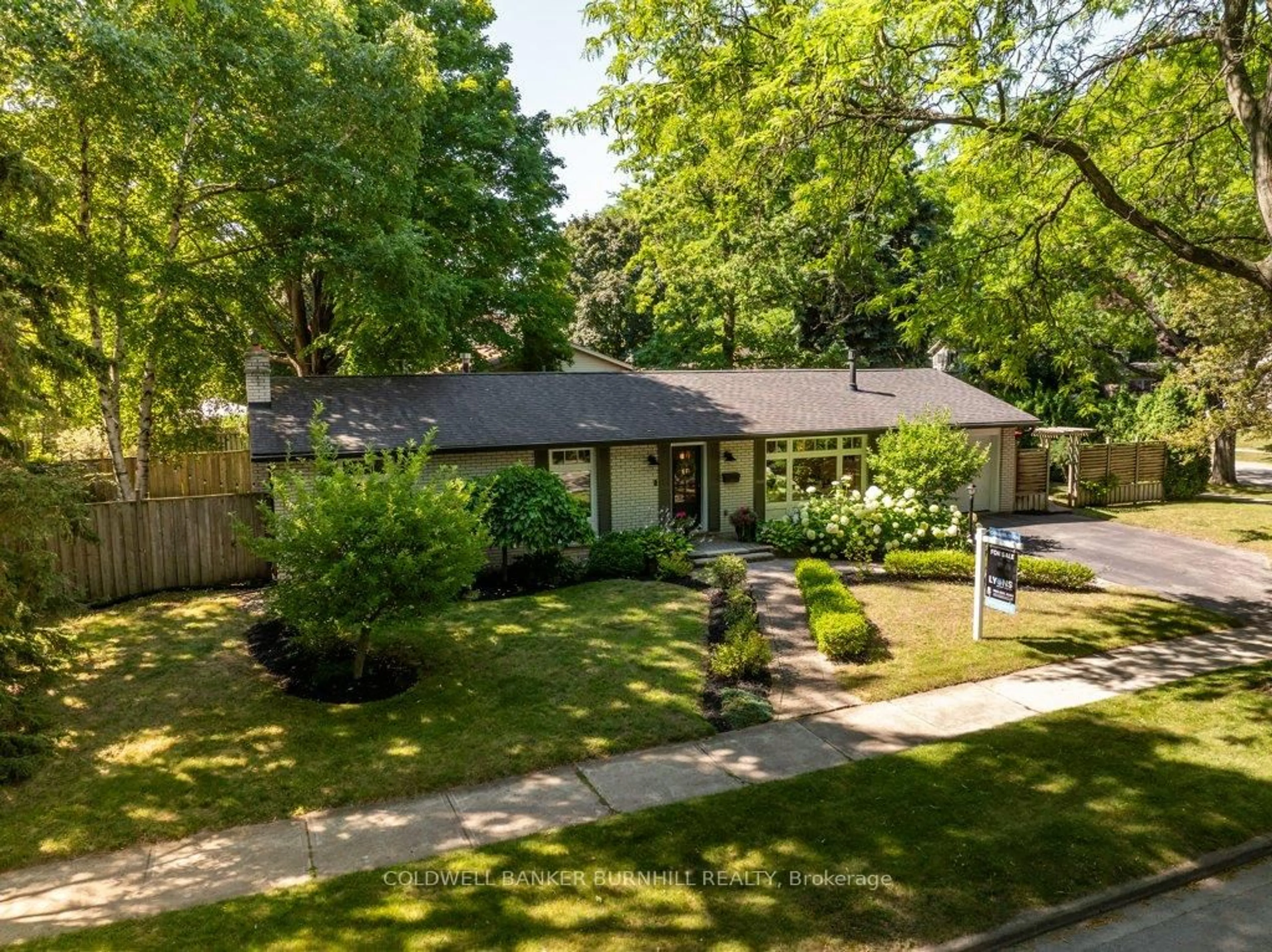 A pic from outside/outdoor area/front of a property/back of a property/a pic from drone, street for 380 ABBOTT Rd, Burlington Ontario L7N 1Z3