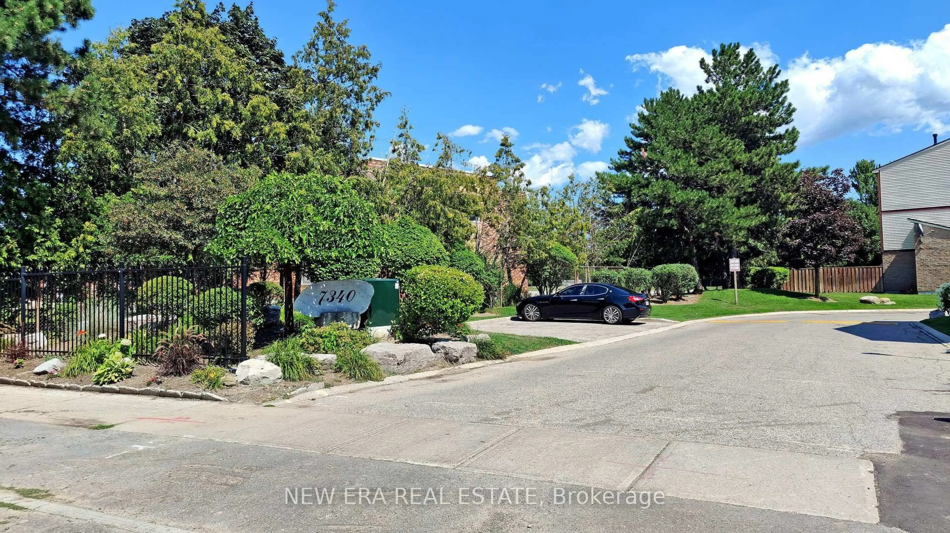 A pic from outside/outdoor area/front of a property/back of a property/a pic from drone, street for 7340 Copenhagen Rd #34, Mississauga Ontario L5N 2S5