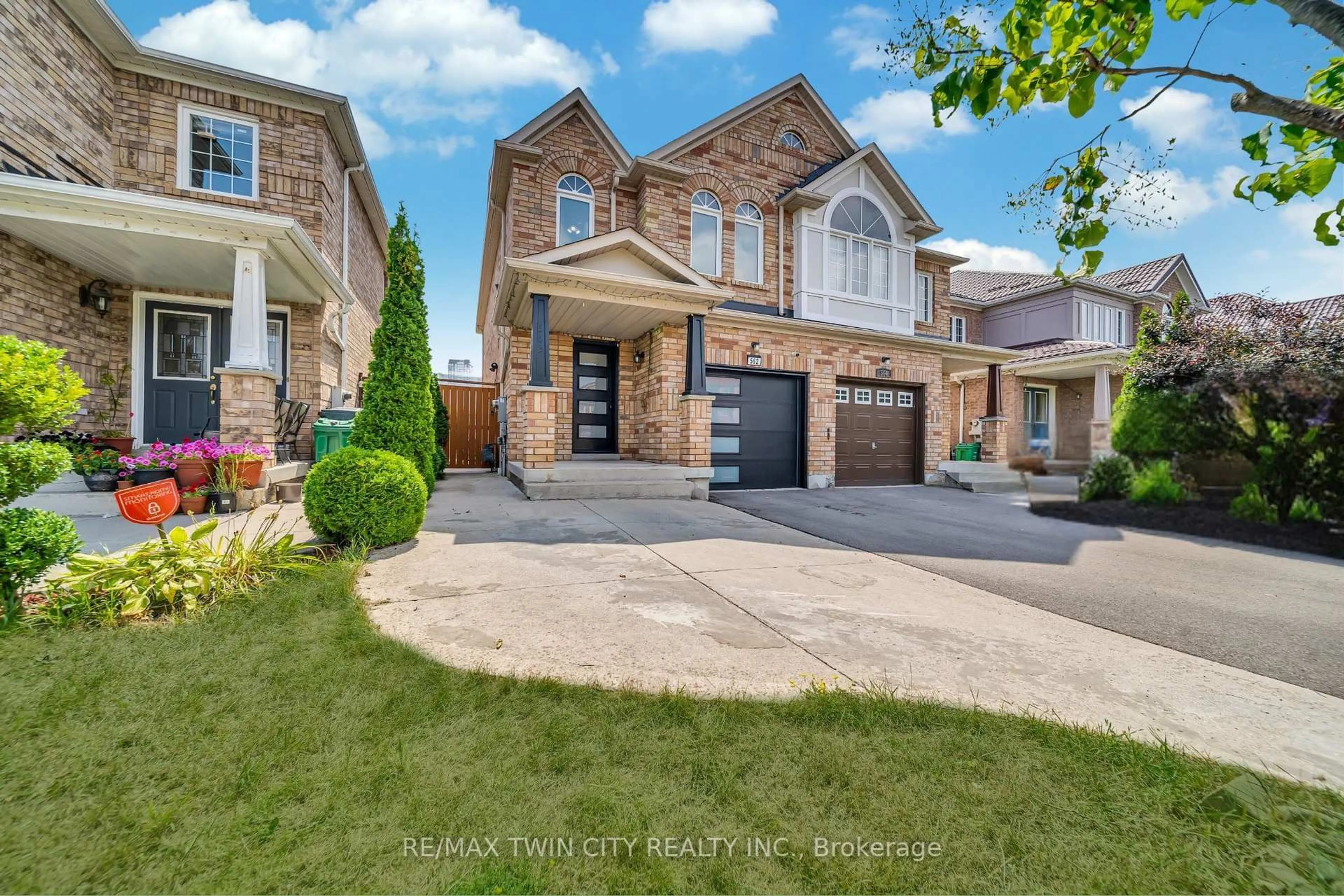Home with brick exterior material, street for 562 Orange Walk Cres, Mississauga Ontario L5R 0A3
