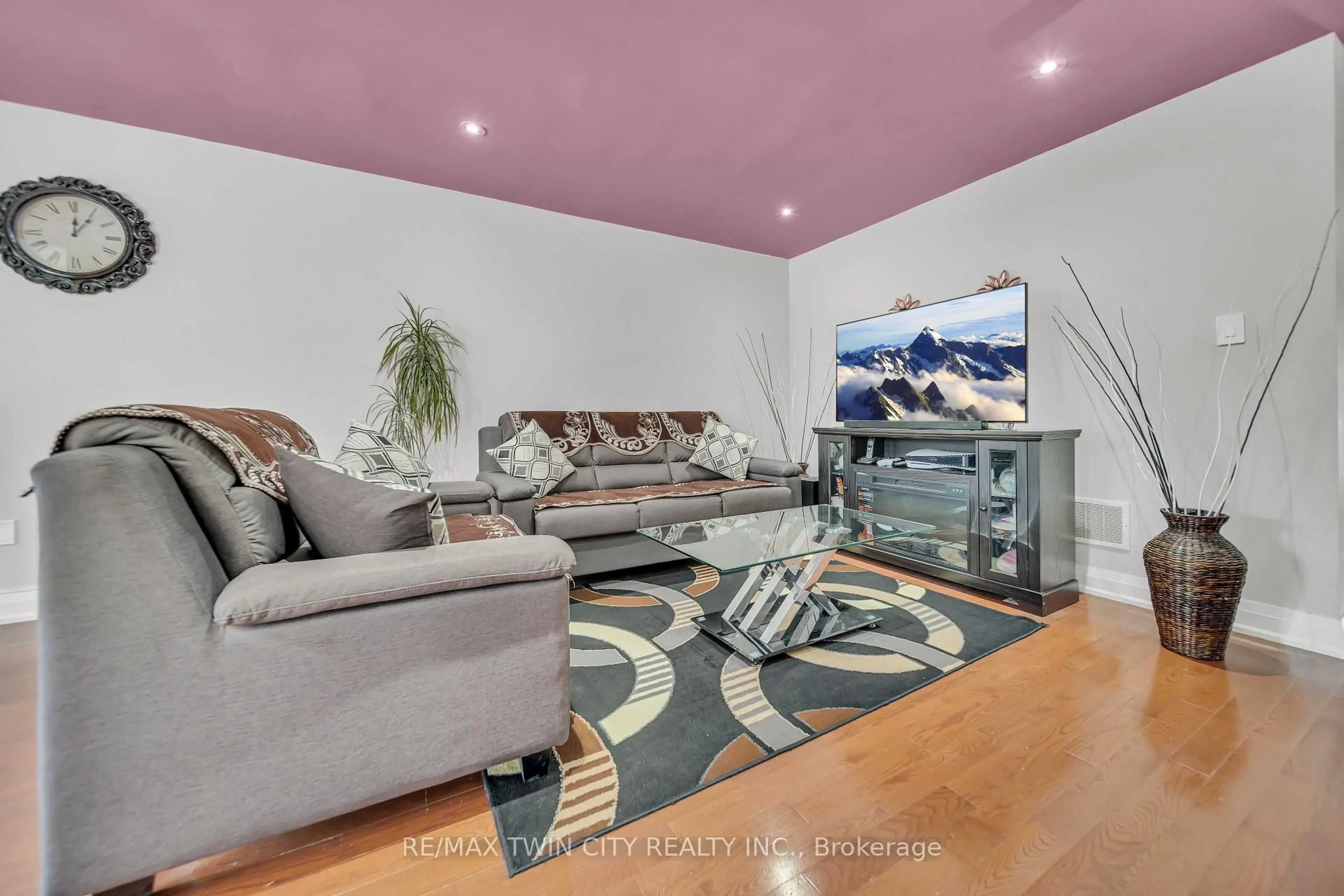 Living room with furniture, unknown for 562 Orange Walk Cres, Mississauga Ontario L5R 0A3