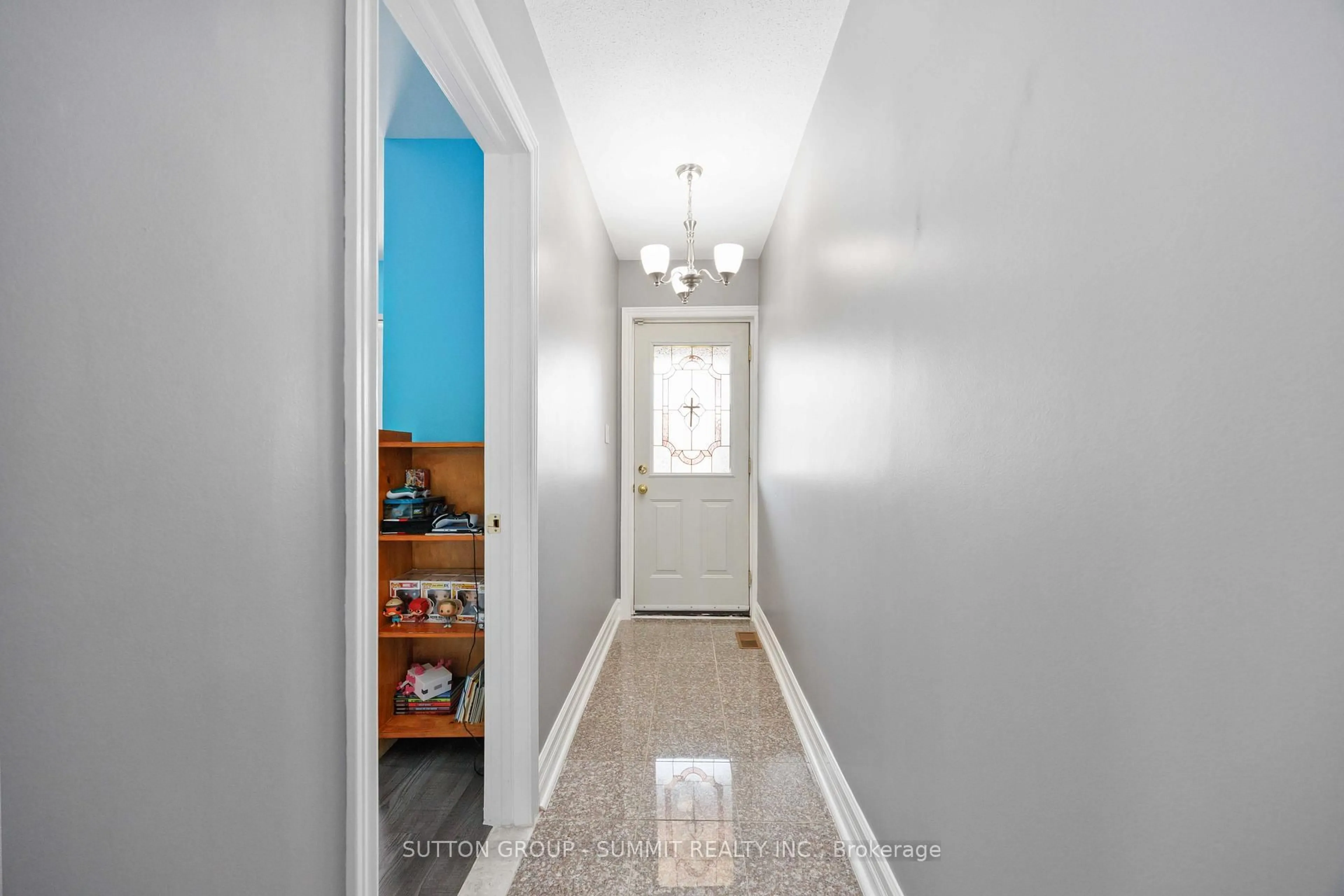 Indoor entryway for 405 GILBERT Ave, Toronto Ontario M6E 4X2