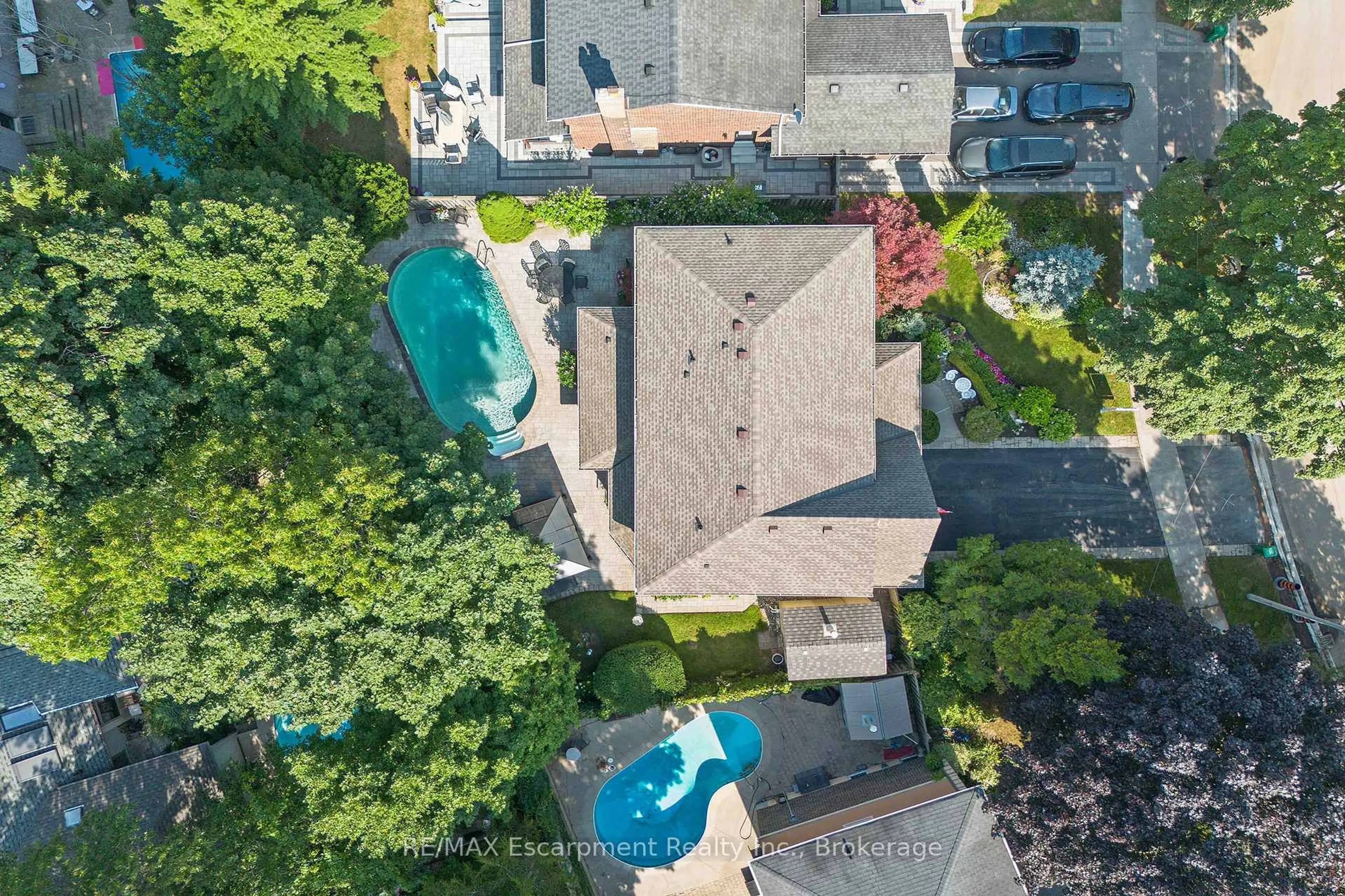 A pic from outside/outdoor area/front of a property/back of a property/a pic from drone, street for 1314 Cermel Dr, Mississauga Ontario L5H 3V4