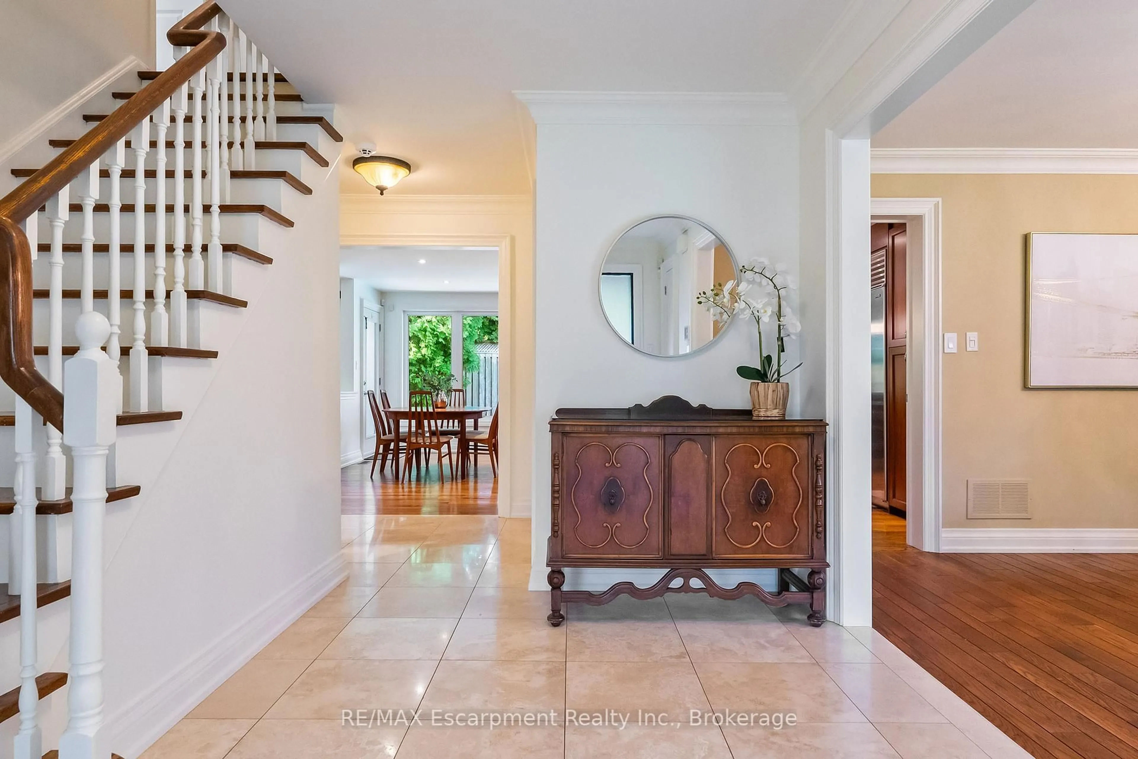 Indoor entryway for 1314 Cermel Dr, Mississauga Ontario L5H 3V4