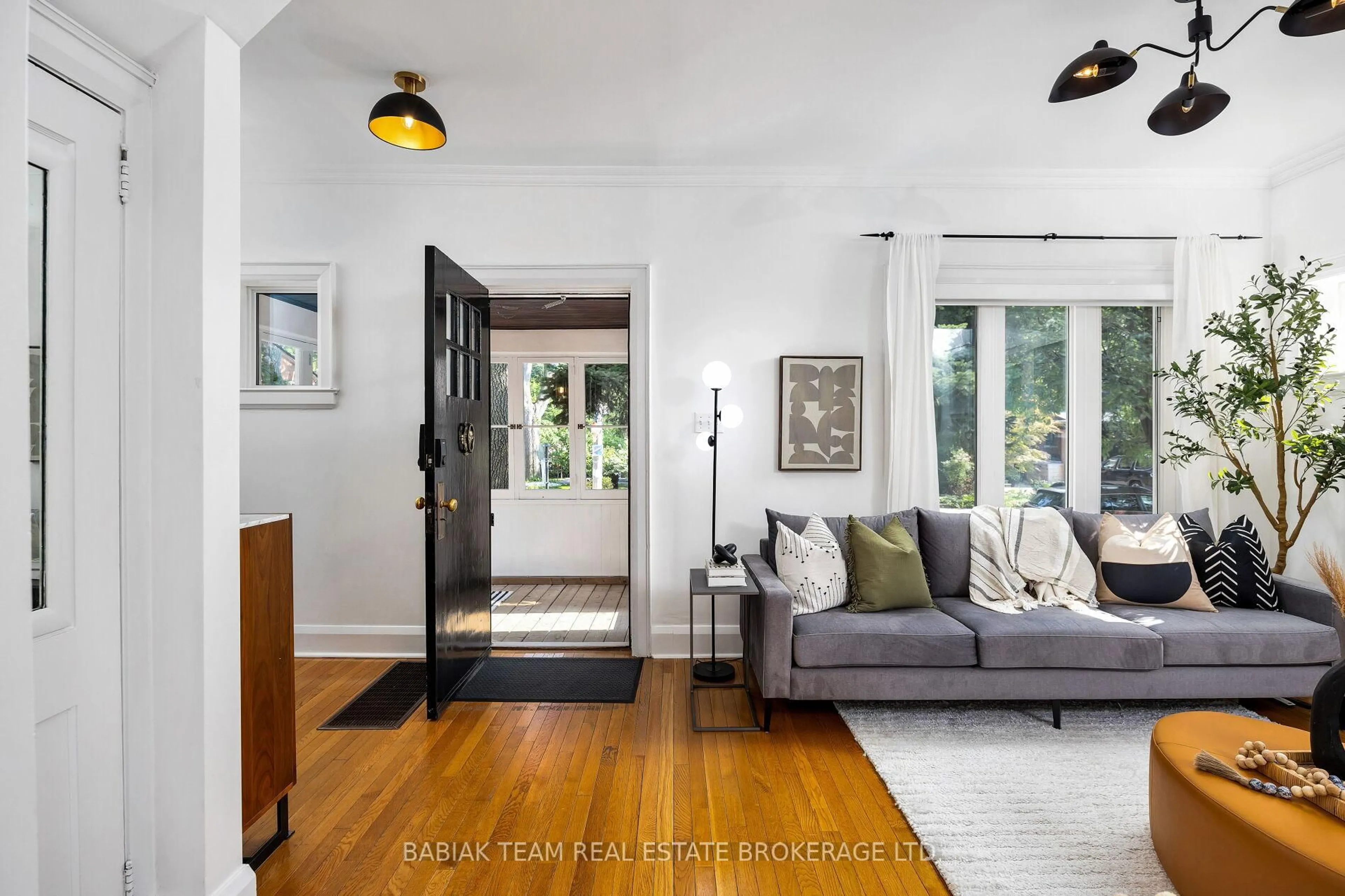 Indoor entryway for 122 Colbeck St, Toronto Ontario M6S 1V5