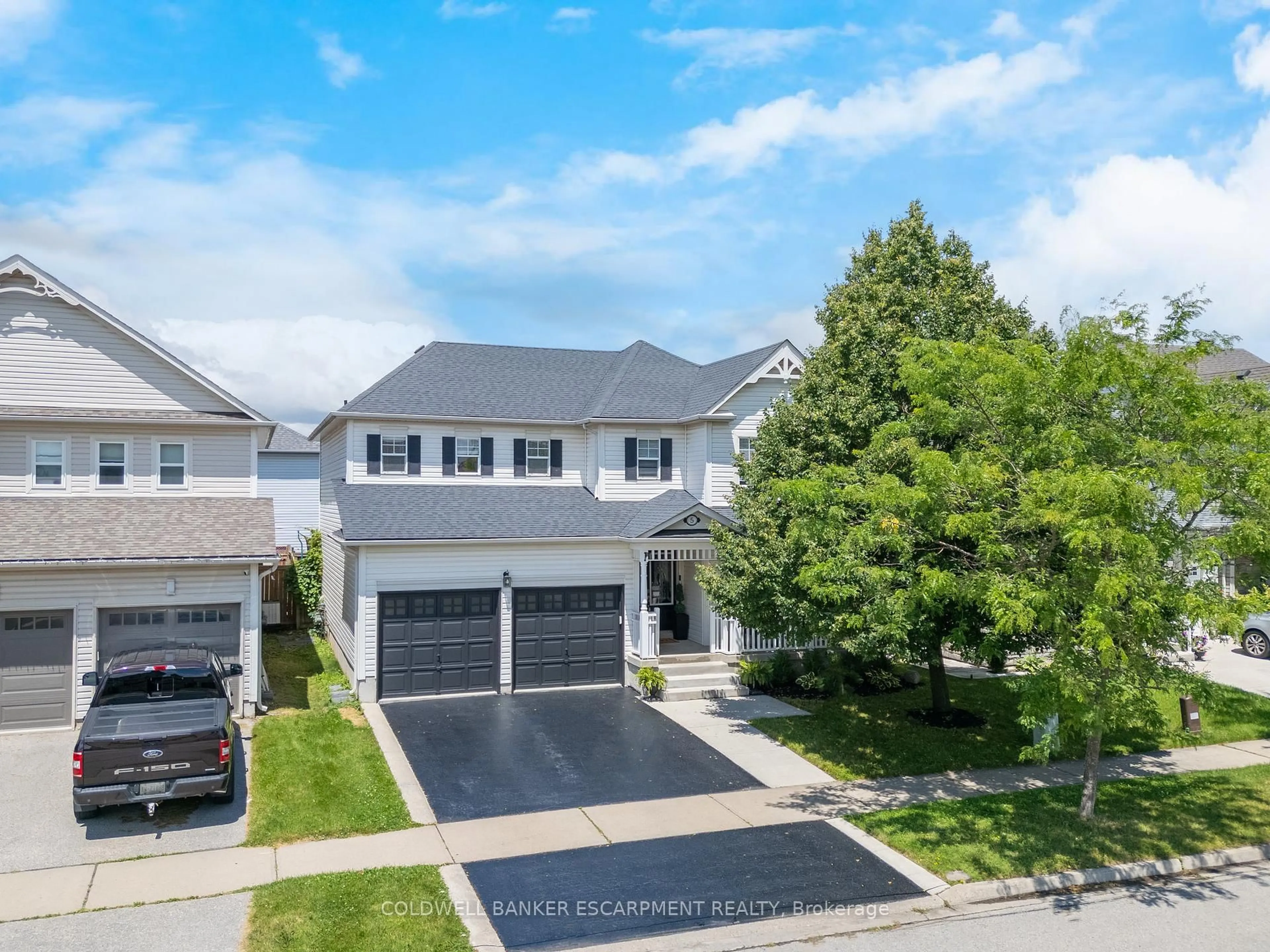 A pic from outside/outdoor area/front of a property/back of a property/a pic from drone, street for 5 Tanners Dr, Halton Hills Ontario L7J 3A2