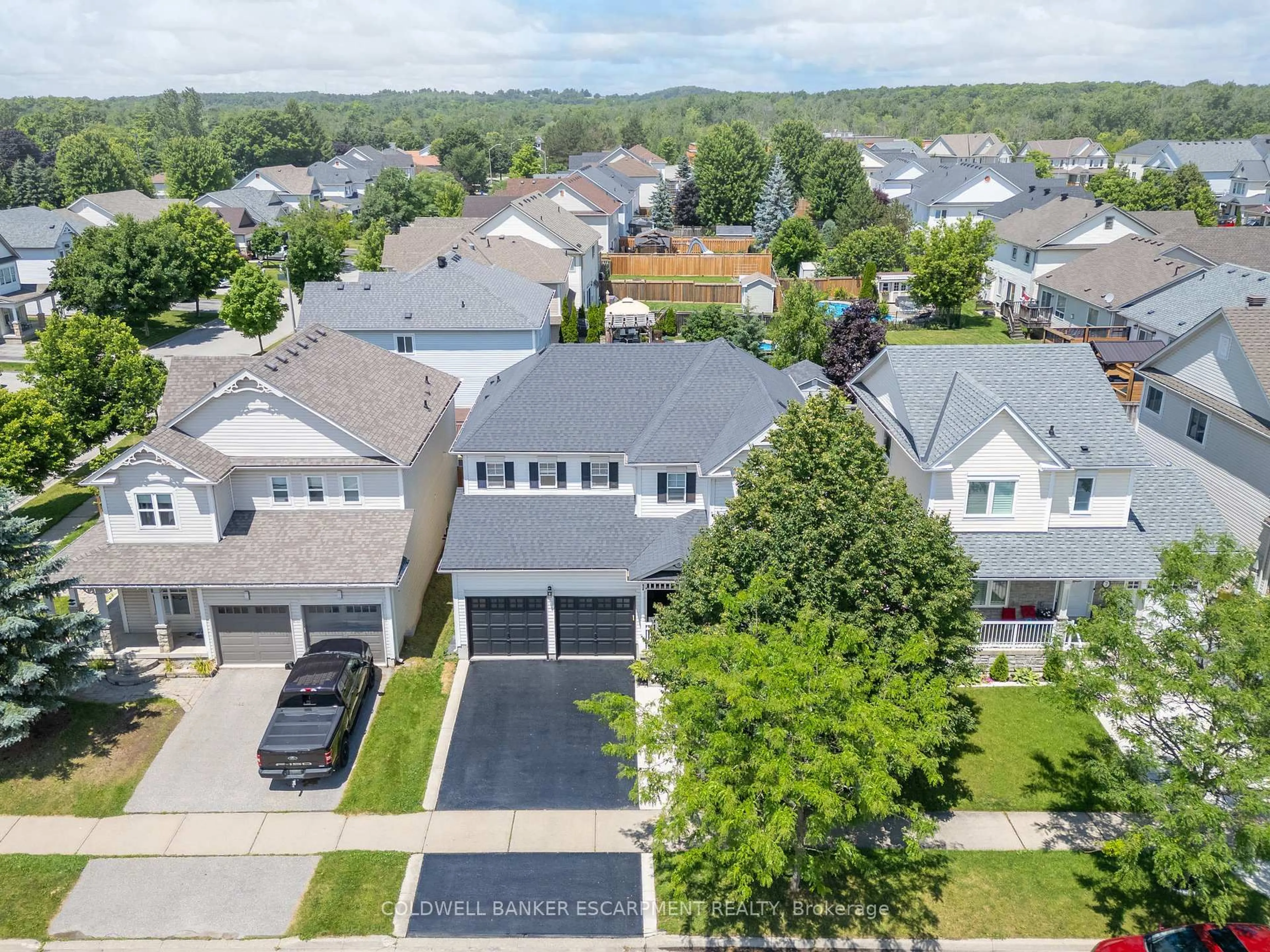 A pic from outside/outdoor area/front of a property/back of a property/a pic from drone, street for 5 Tanners Dr, Halton Hills Ontario L7J 3A2