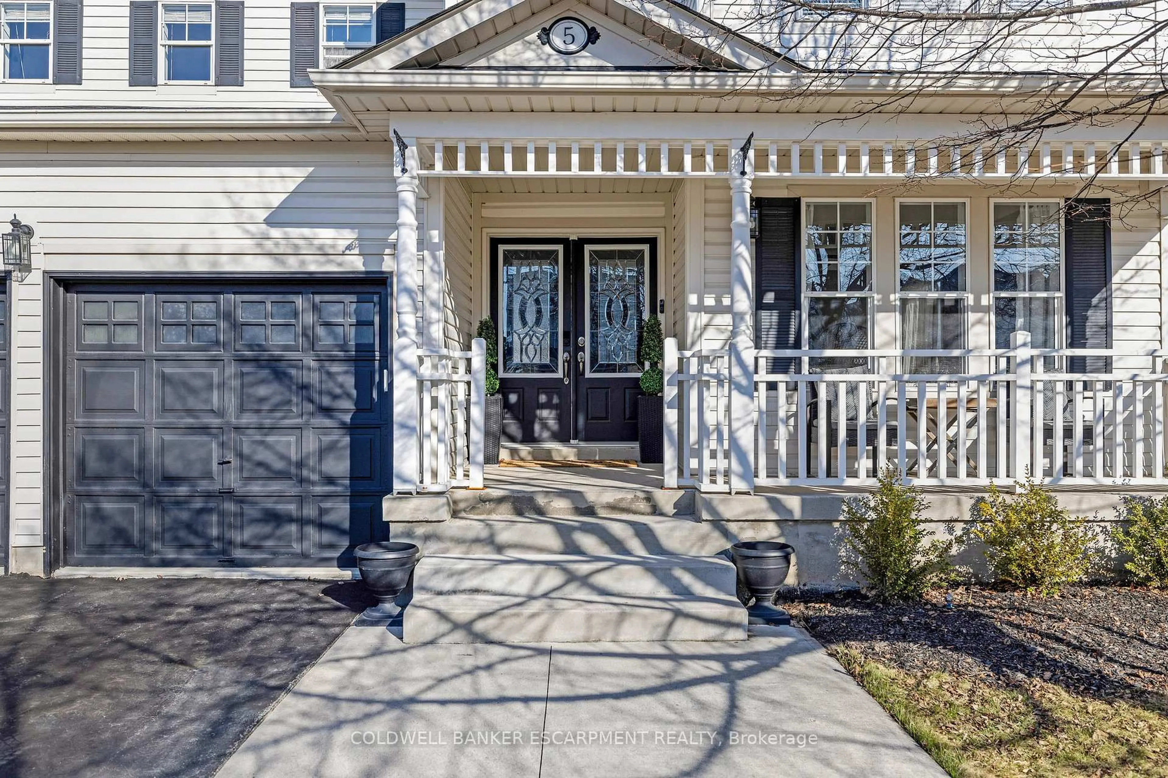 Indoor entryway for 5 Tanners Dr, Halton Hills Ontario L7J 3A2