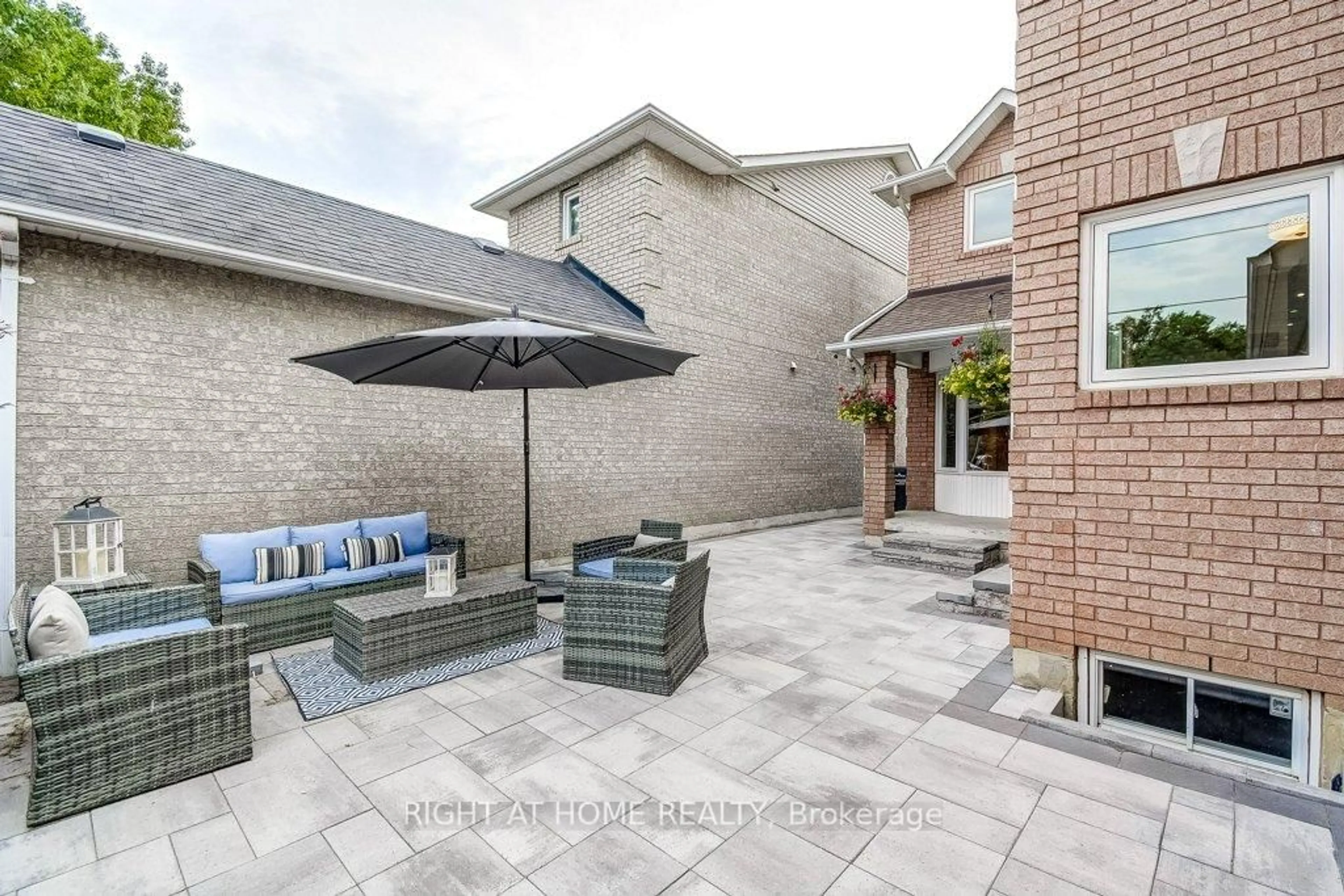 Patio, street for 180 Queen St, Mississauga Ontario L5H 1L6