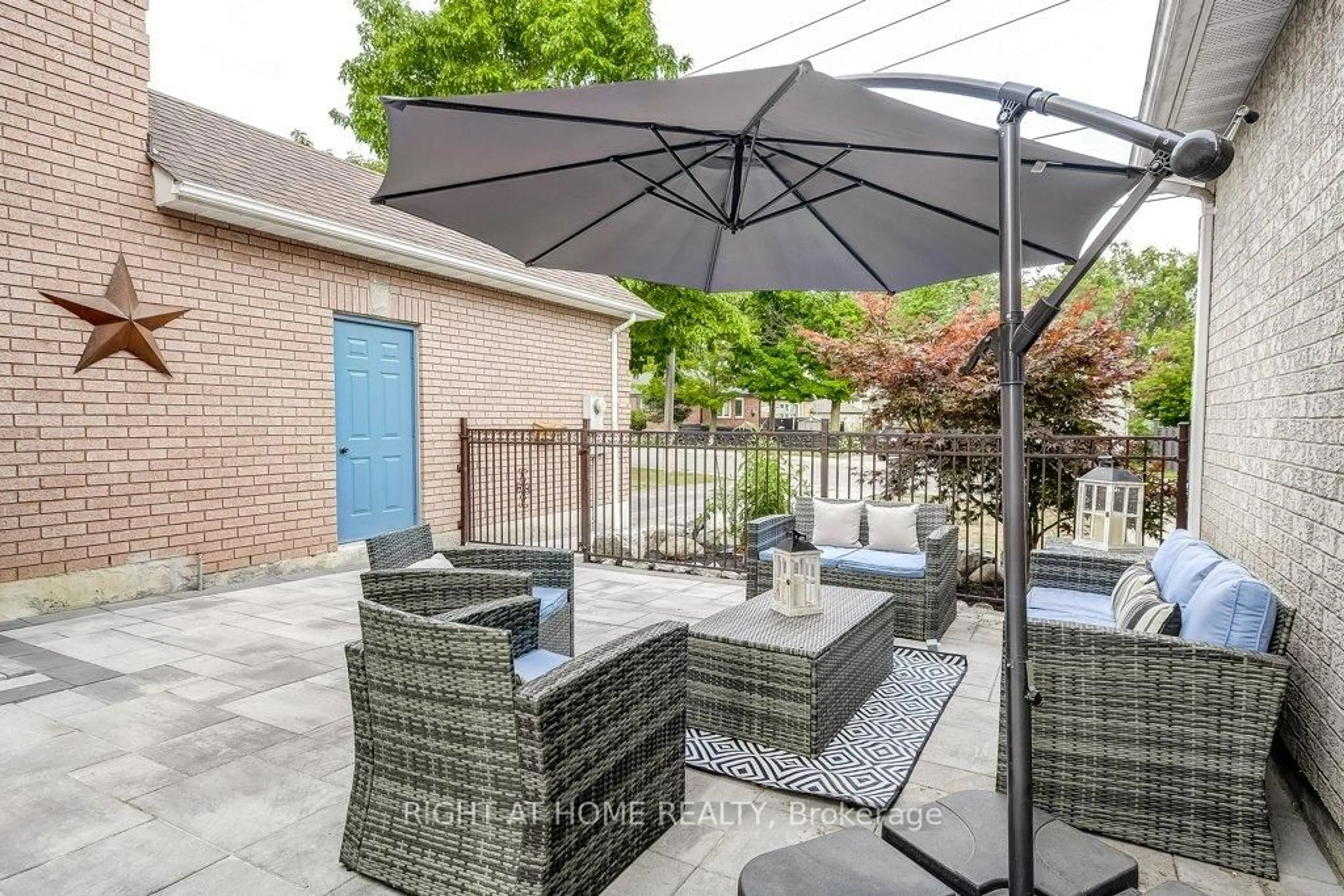 Patio, street for 180 Queen St, Mississauga Ontario L5H 1L6