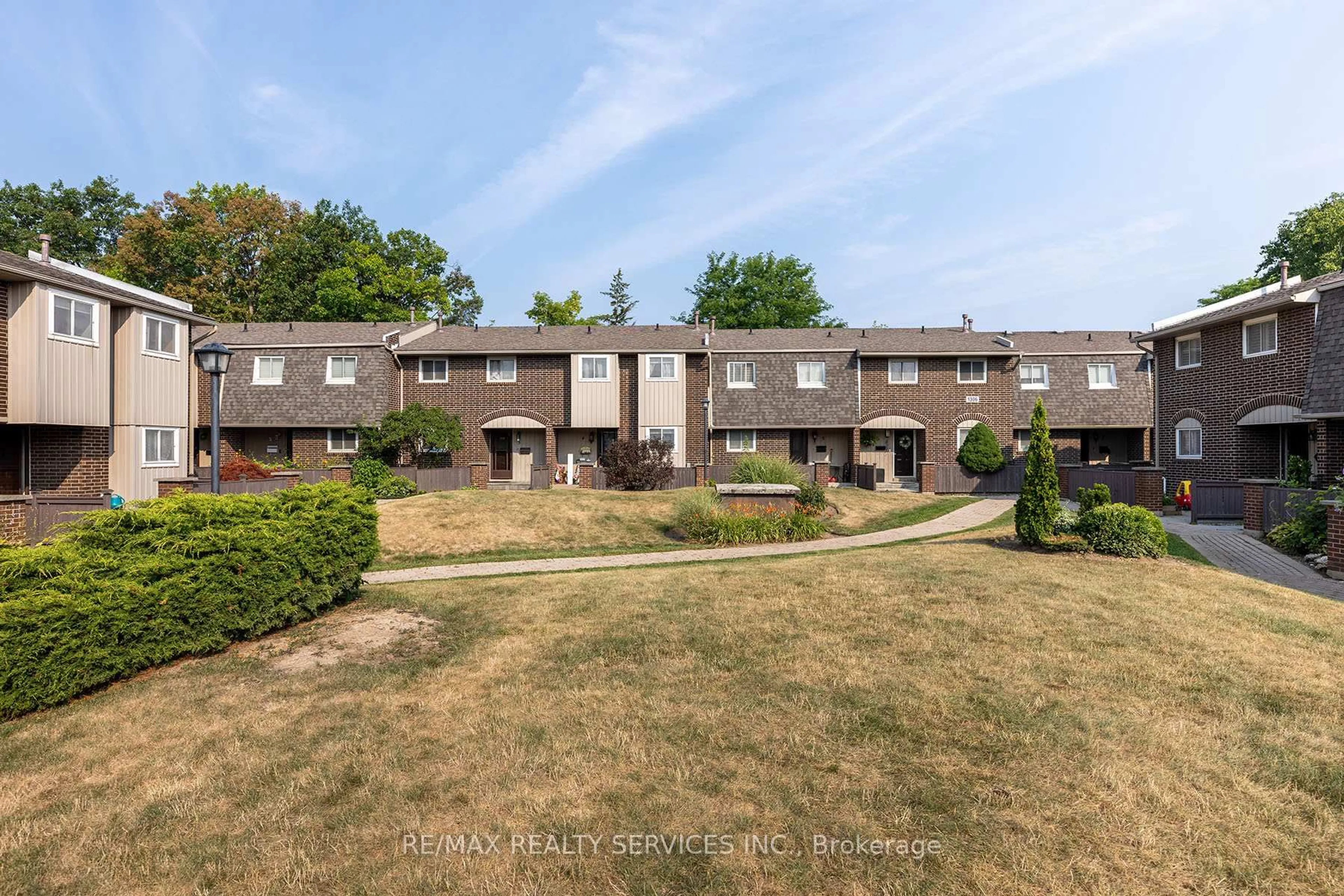 A pic from outside/outdoor area/front of a property/back of a property/a pic from drone, unknown for 1306 Guelph Line #Unit 3, Burlington Ontario L7P 2S9