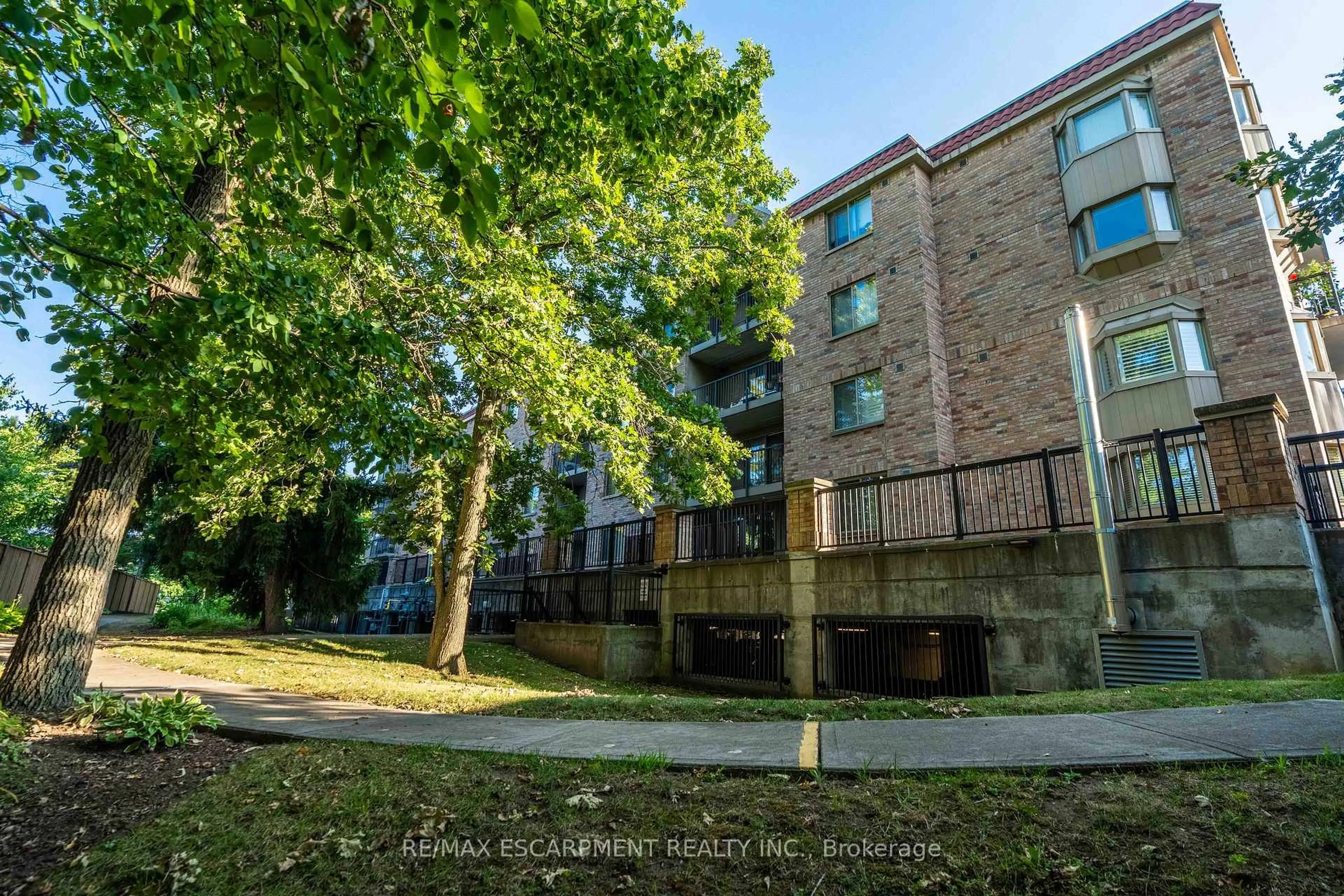 A pic from outside/outdoor area/front of a property/back of a property/a pic from drone, building for 3499 Upper Middle Rd #102, Burlington Ontario L7M 4M7