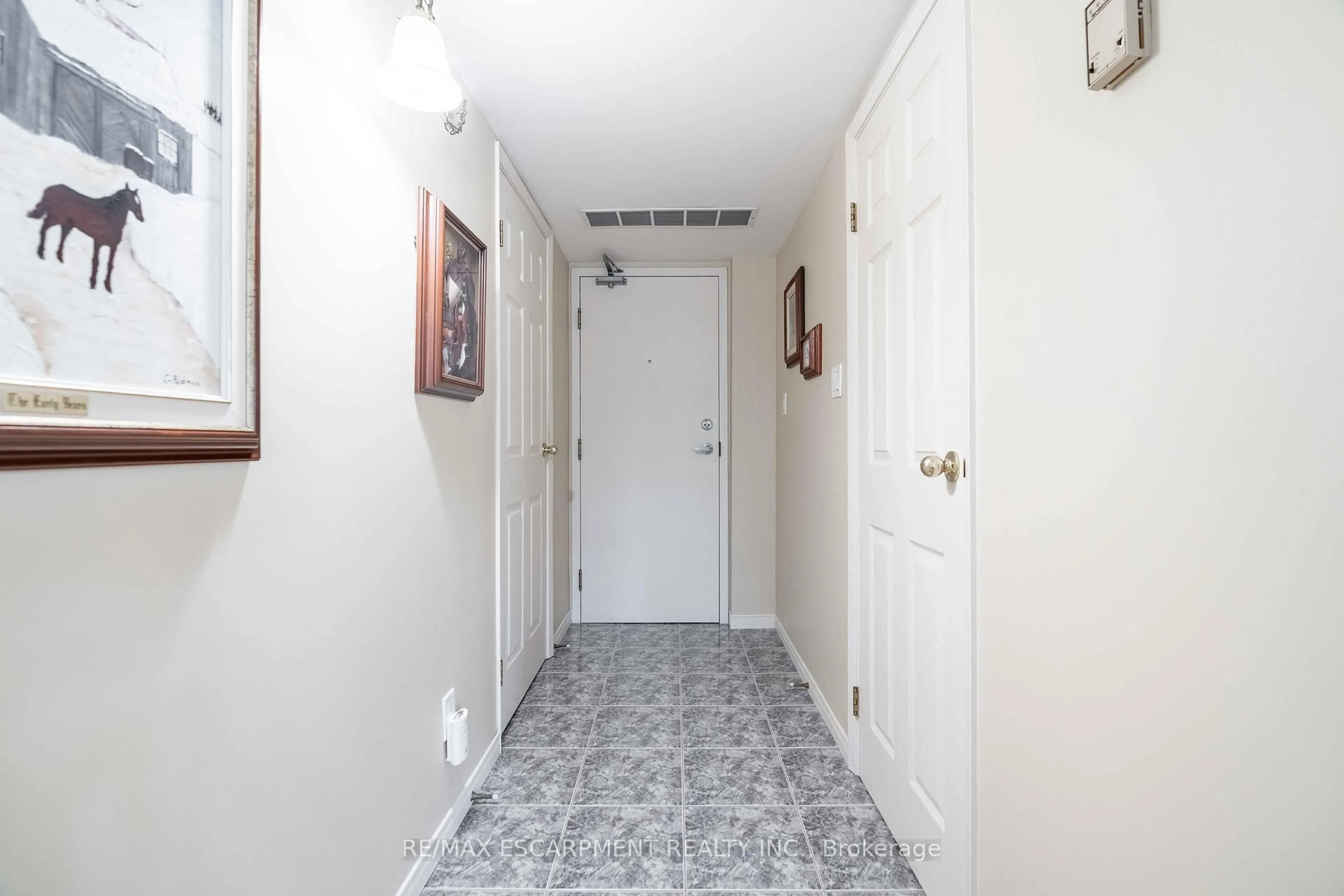 Indoor entryway for 3499 Upper Middle Rd #102, Burlington Ontario L7M 4M7