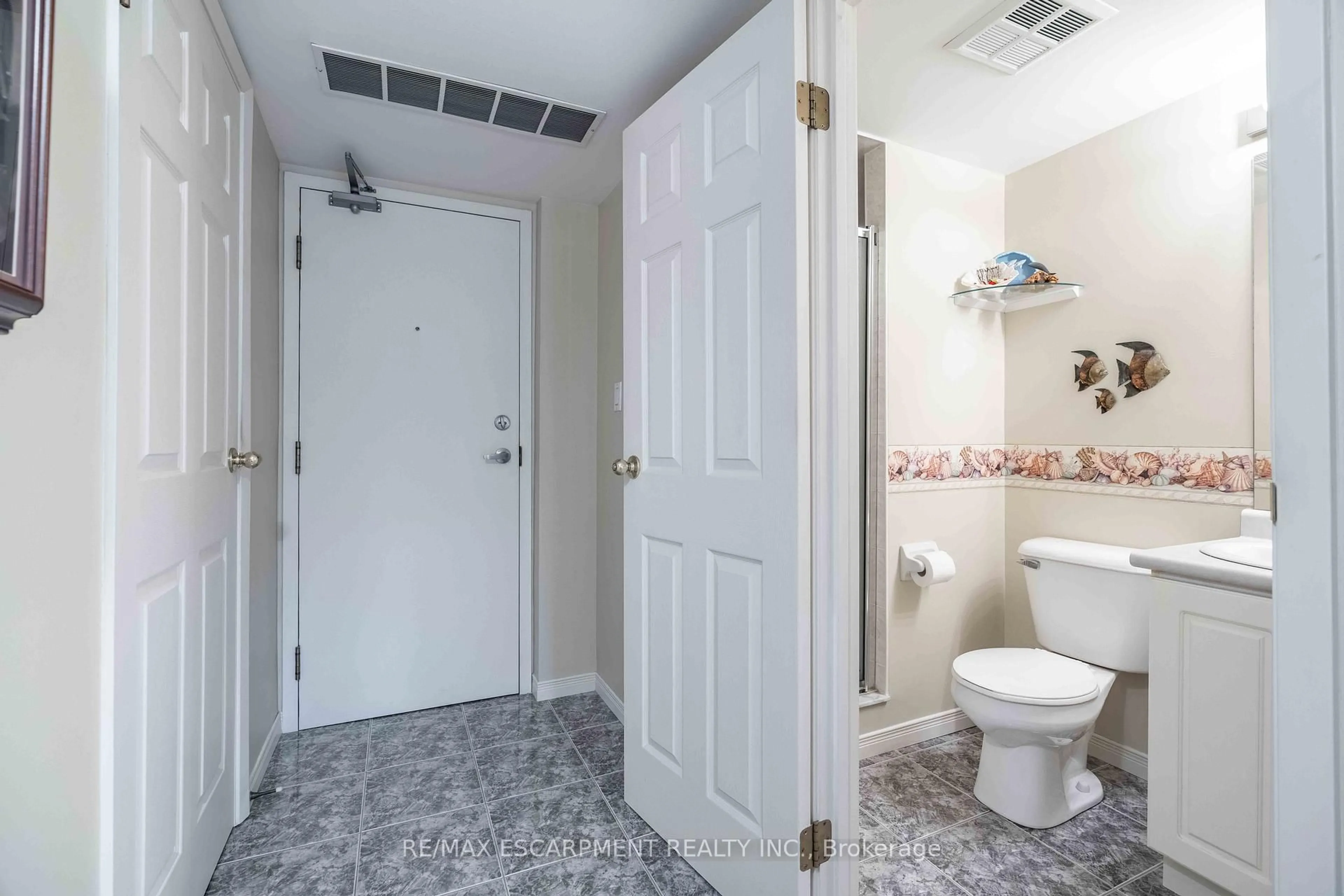 Standard bathroom, ceramic/tile floor for 3499 Upper Middle Rd #102, Burlington Ontario L7M 4M7