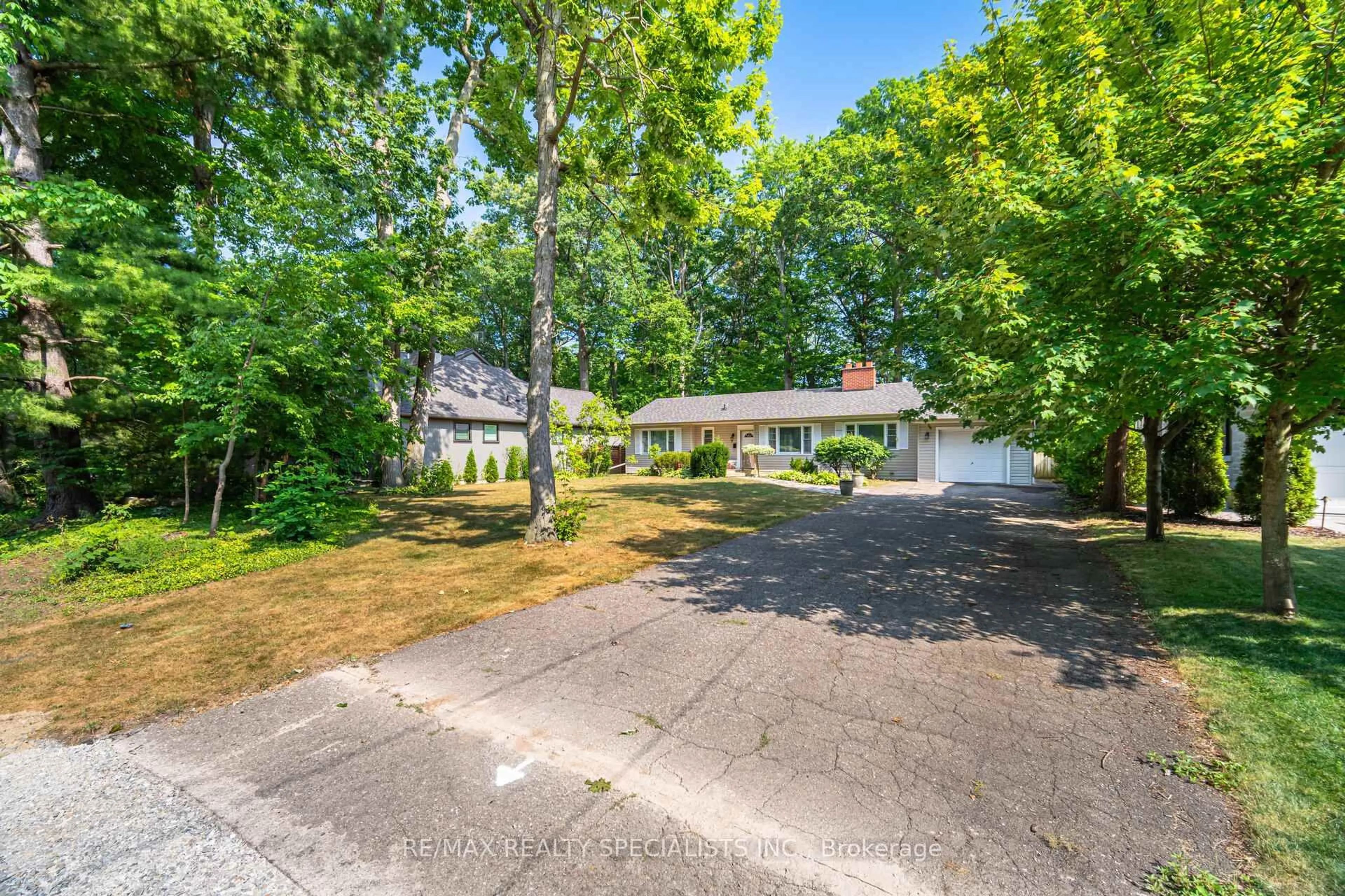 A pic from outside/outdoor area/front of a property/back of a property/a pic from drone, street for 150 Oakes Dr, Mississauga Ontario L5G 3M1