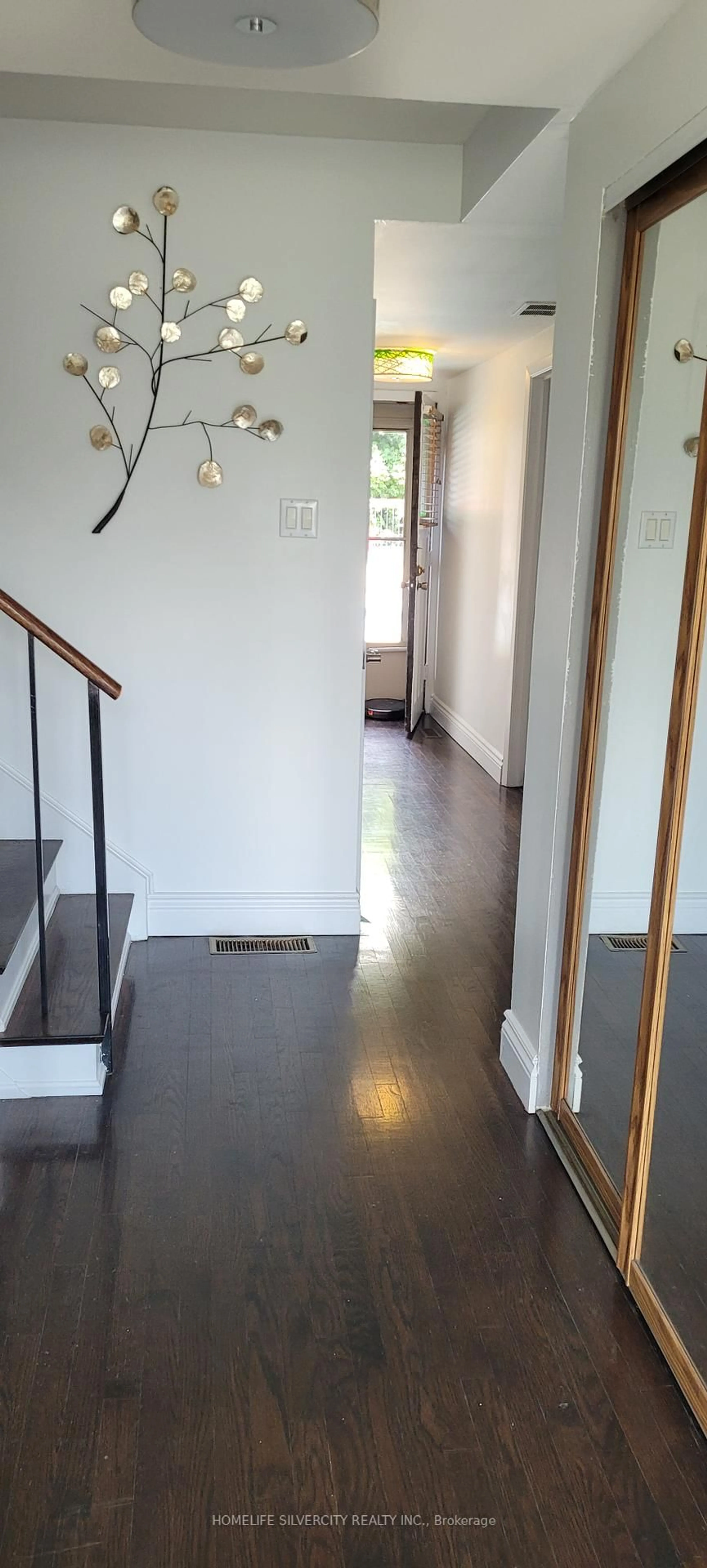 Indoor foyer for 108 Brookland Dr, Brampton Ontario L6T 2M5