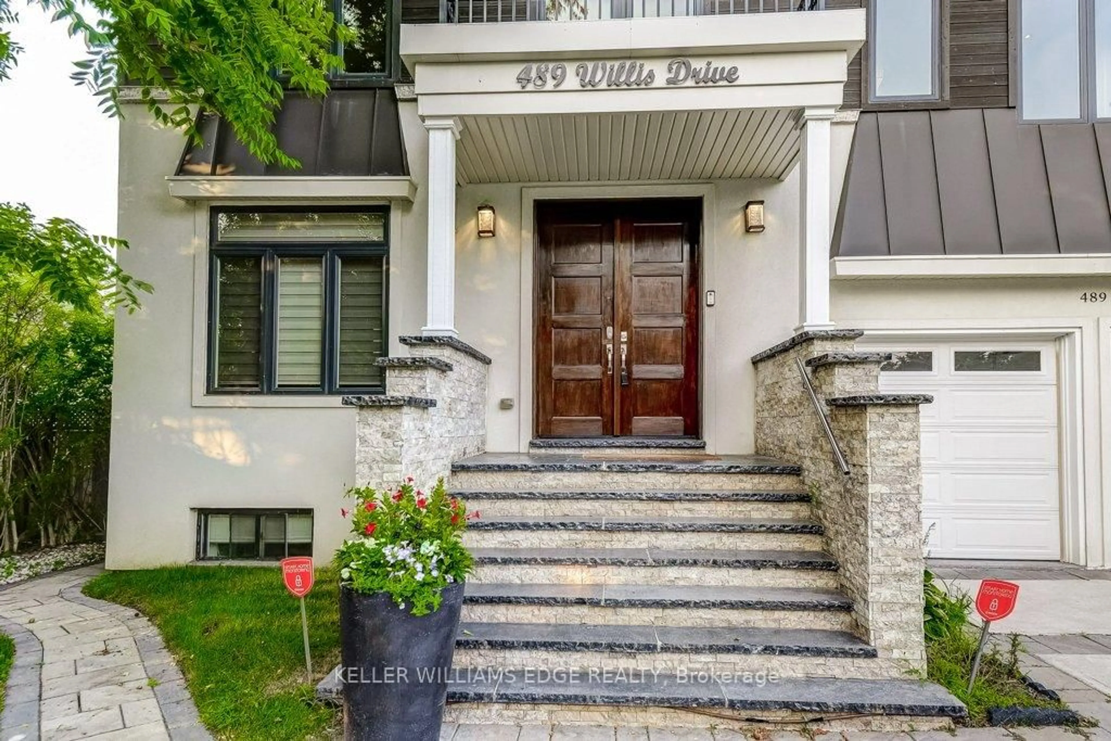 Indoor entryway for 489 Willis Dr, Oakville Ontario L6L 4V6