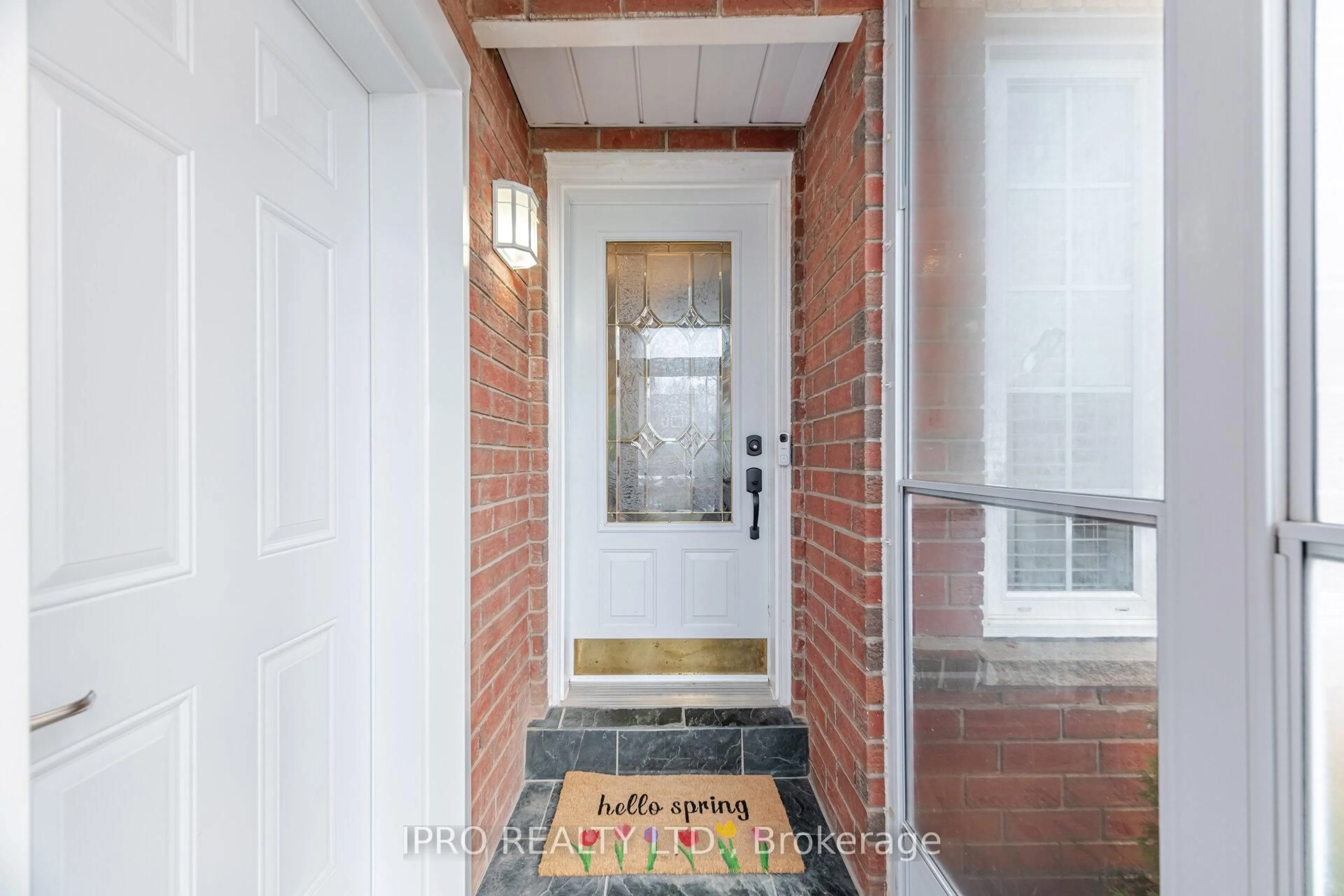 Indoor entryway for 27 Lasby Lane, Halton Hills Ontario L7J 2W9