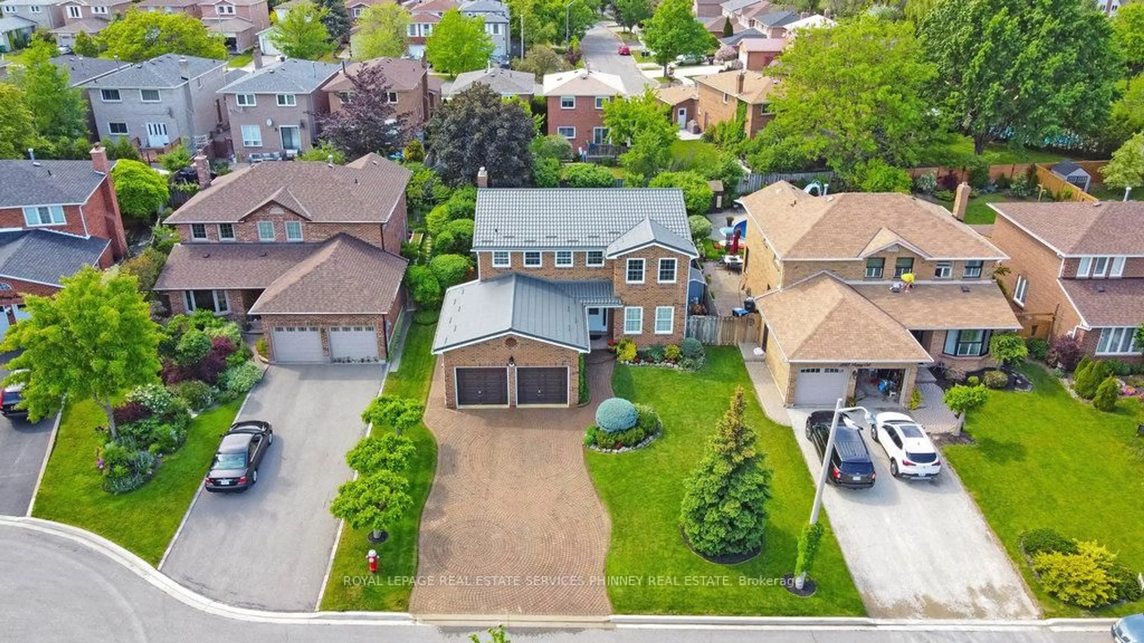 A pic from outside/outdoor area/front of a property/back of a property/a pic from drone, street for 2289 Beejay Crt, Mississauga Ontario L5M 2N9