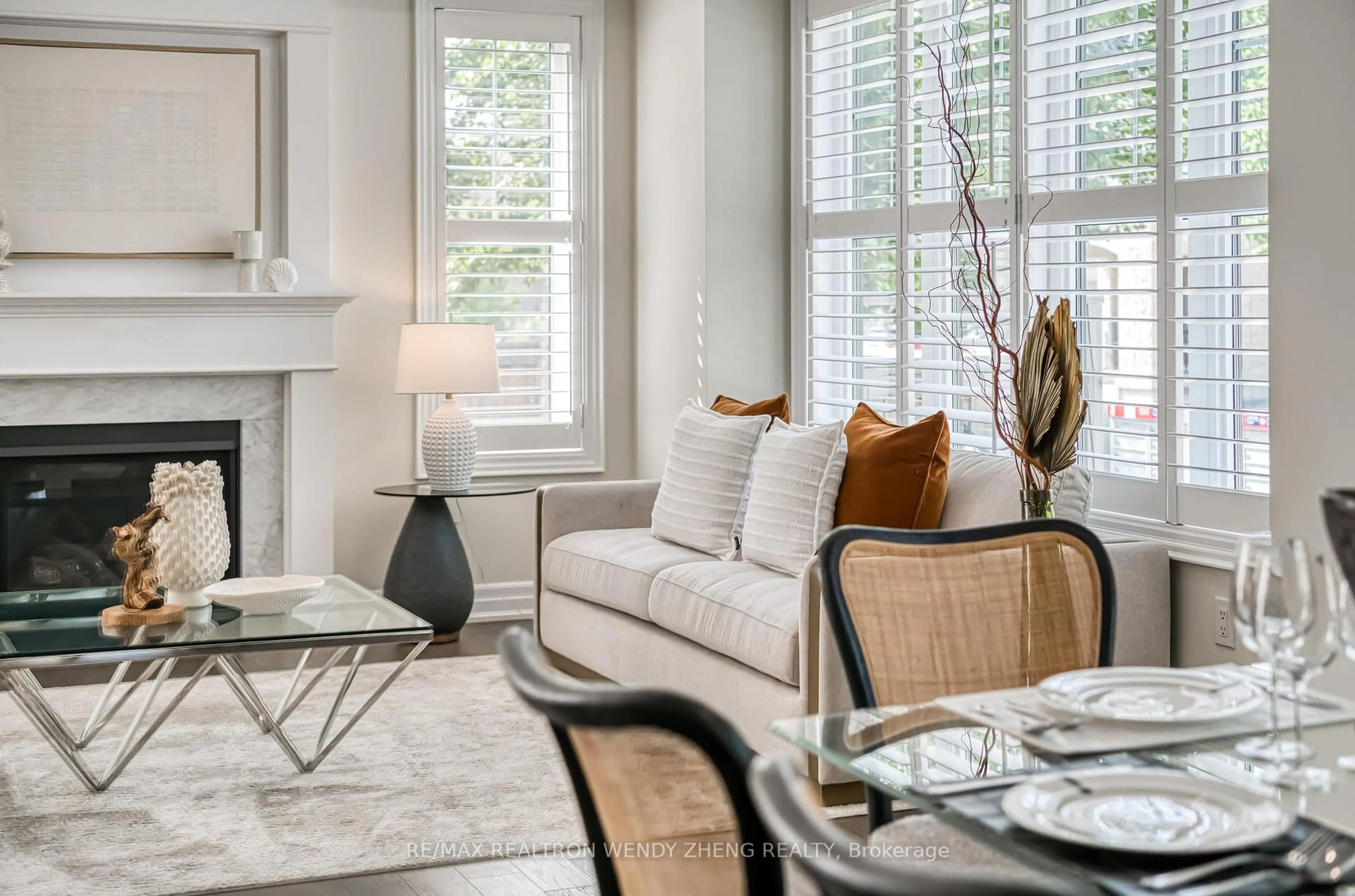 Living room with furniture, unknown for 3209 Daisy Way, Oakville Ontario L6M 1L4